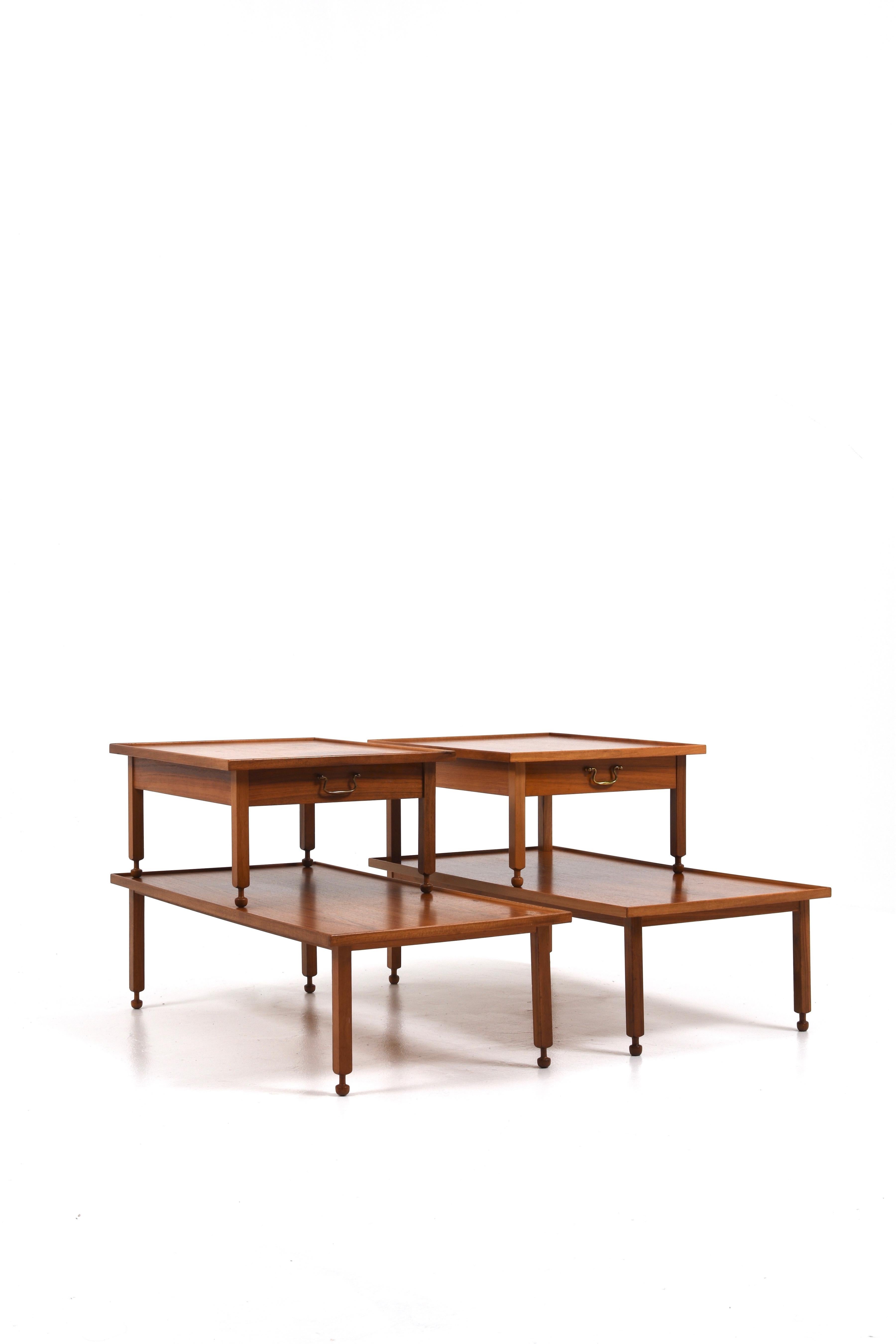 Die Side Tables von Josef Frank für Svenskt Tenn sind eine atemberaubende und ikonische Kollektion von Möbelstücken, die der berühmte Architekt und Designer Josef Frank in Zusammenarbeit mit Svenskt Tenn, einem renommierten schwedischen