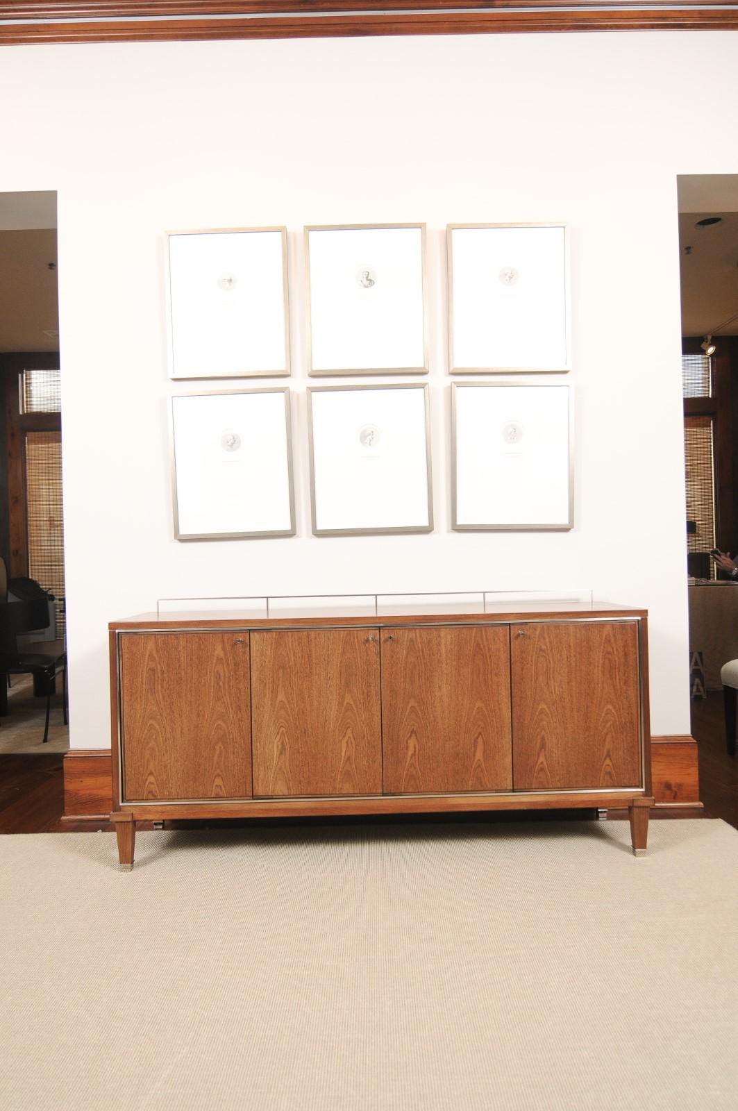Bellissima credenza di Barbara Barry per Baker - Mogano. Due ripiani laterali estraibili. Quattro armadietti frontali con cassetto estraibile.