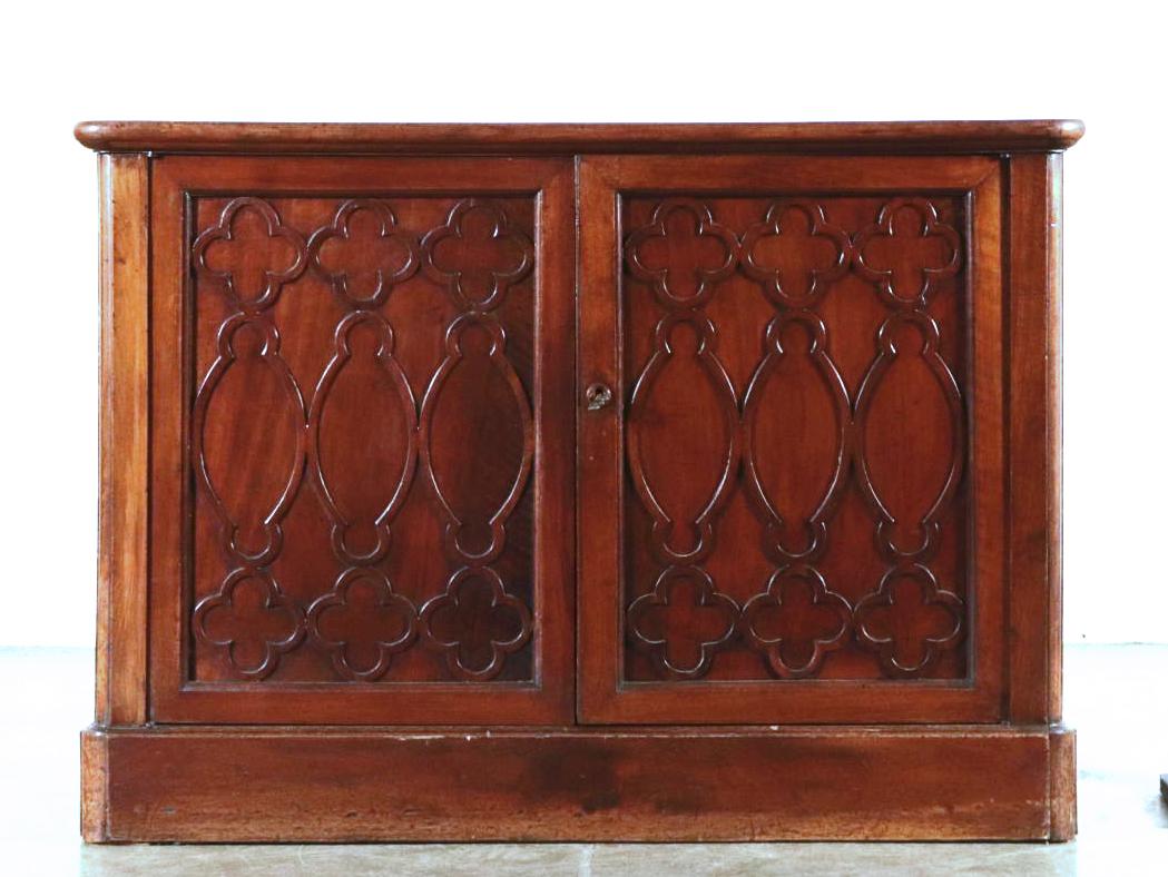 Sideboard in solid mahogany, two doors on the front with applied geometric carvings.
Italian manufacture from the first half of the 19th century.