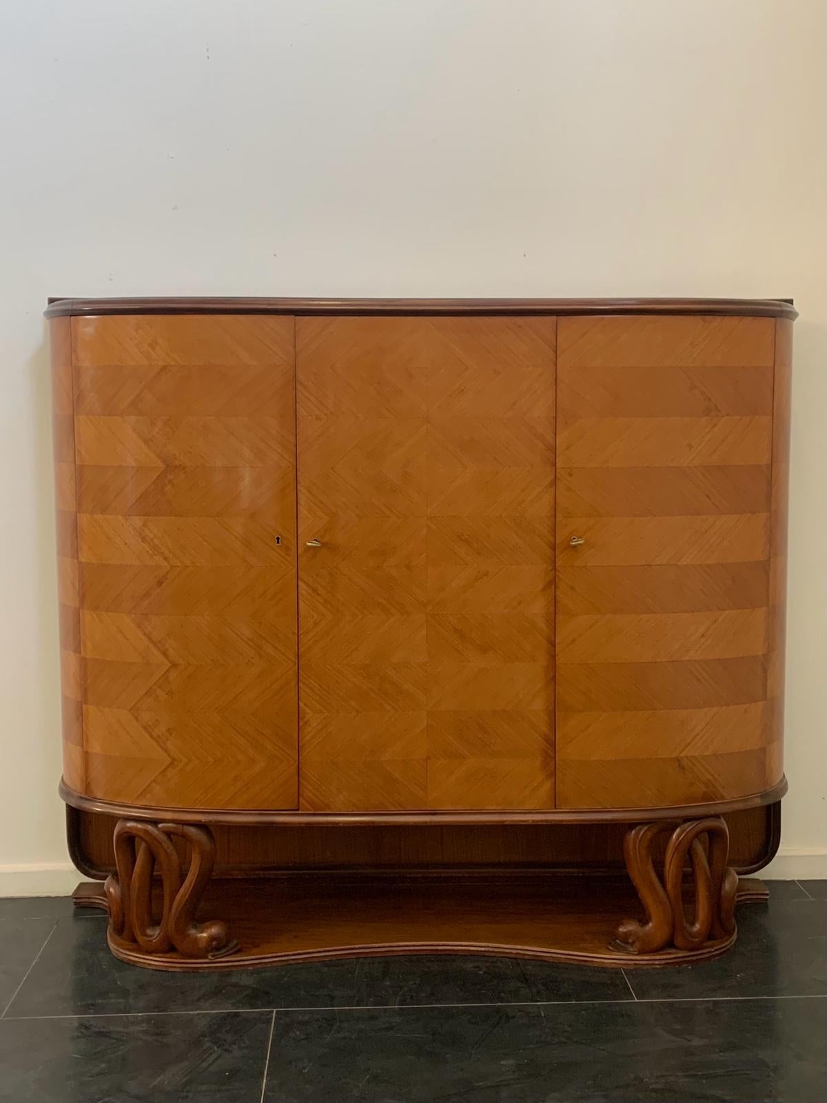 Prestigious and elegant sideboard with mahogany structure and details. Cherrywood veneer with herringbone motif in the central part. Black glass top. The body has rounded sides and it's framed on the back with a grissinato profile. To support the