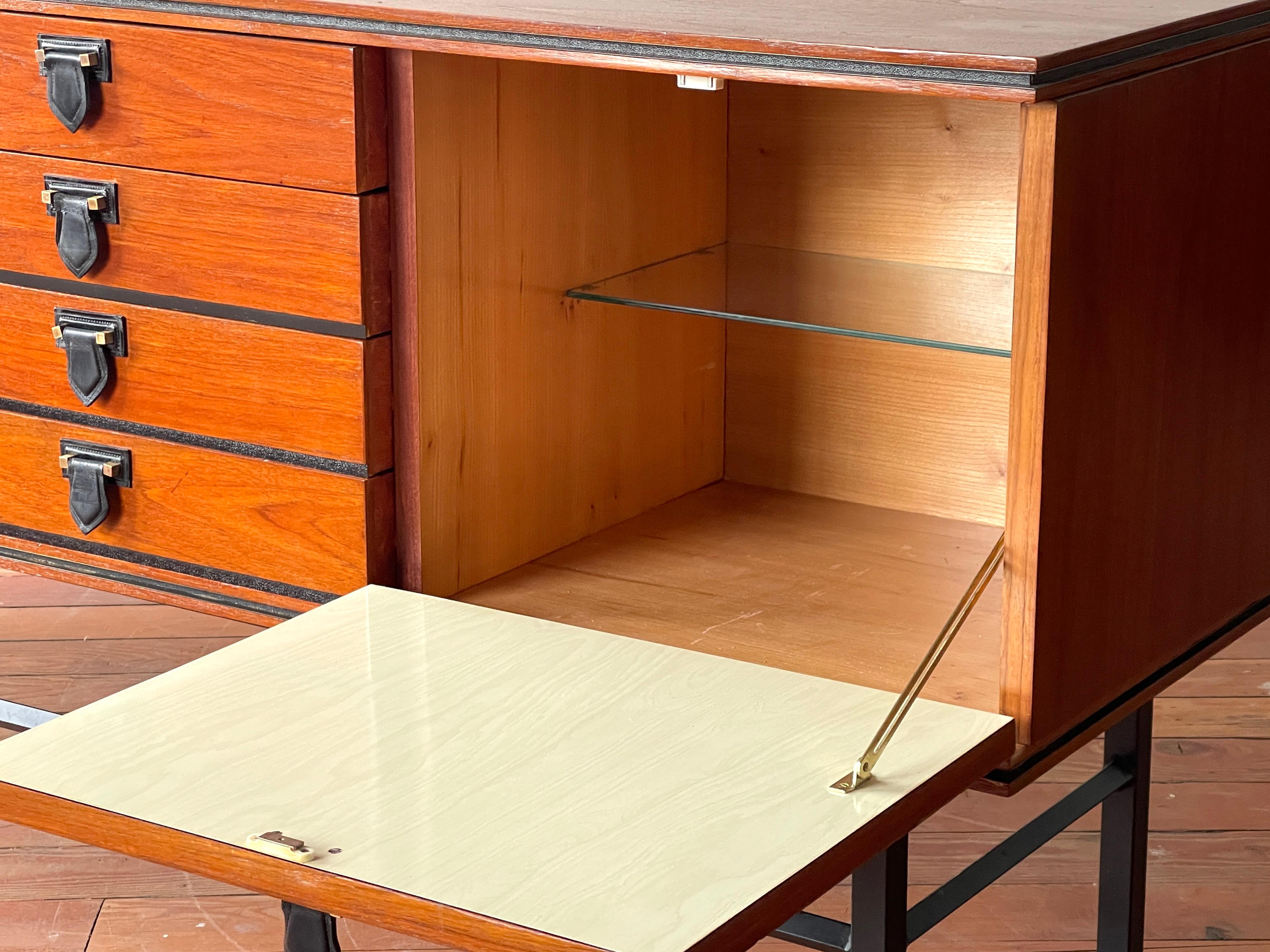 Metà XX secolo Credenza in mogano con pelle in vendita