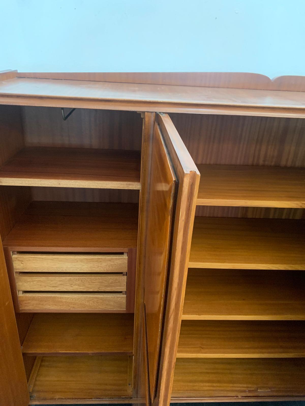 Credenza in mogano con bugne intarsiate, anni '50 in vendita 3