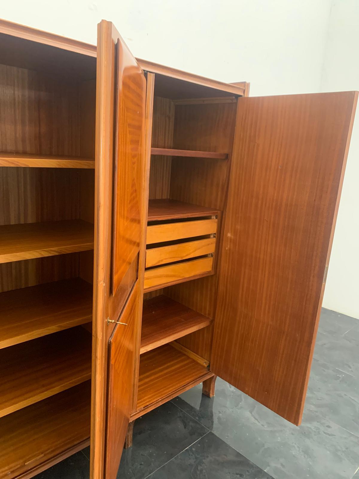Credenza in mogano con bugne intarsiate, anni '50 in vendita 4