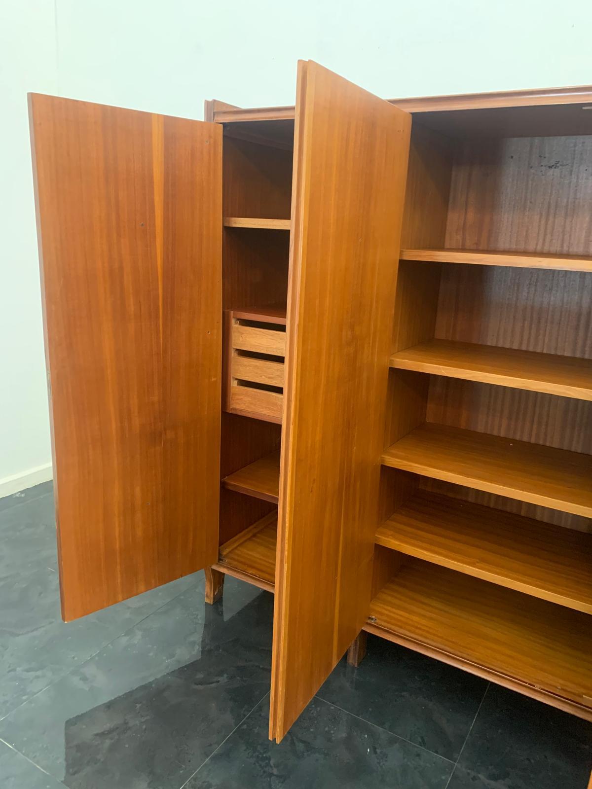 Credenza in mogano con bugne intarsiate, anni '50 in vendita 5