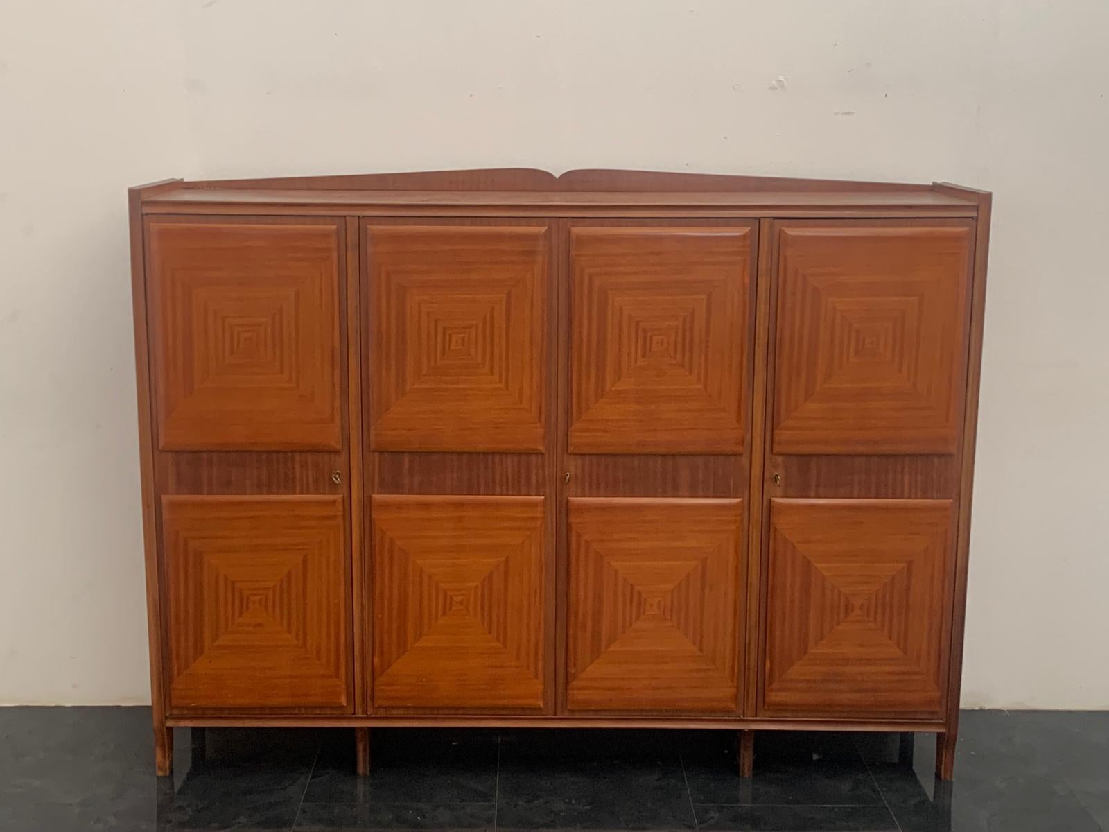 Credenza/dispensa in mogano della zona giorno di eccellente fattura, anni '50. Il fronte presenta otto bugne finemente intarsiate in una busta chiusa con linee perfettamente combacianti, che formano dei quadrati. Anche il retro e il corpo sono in
