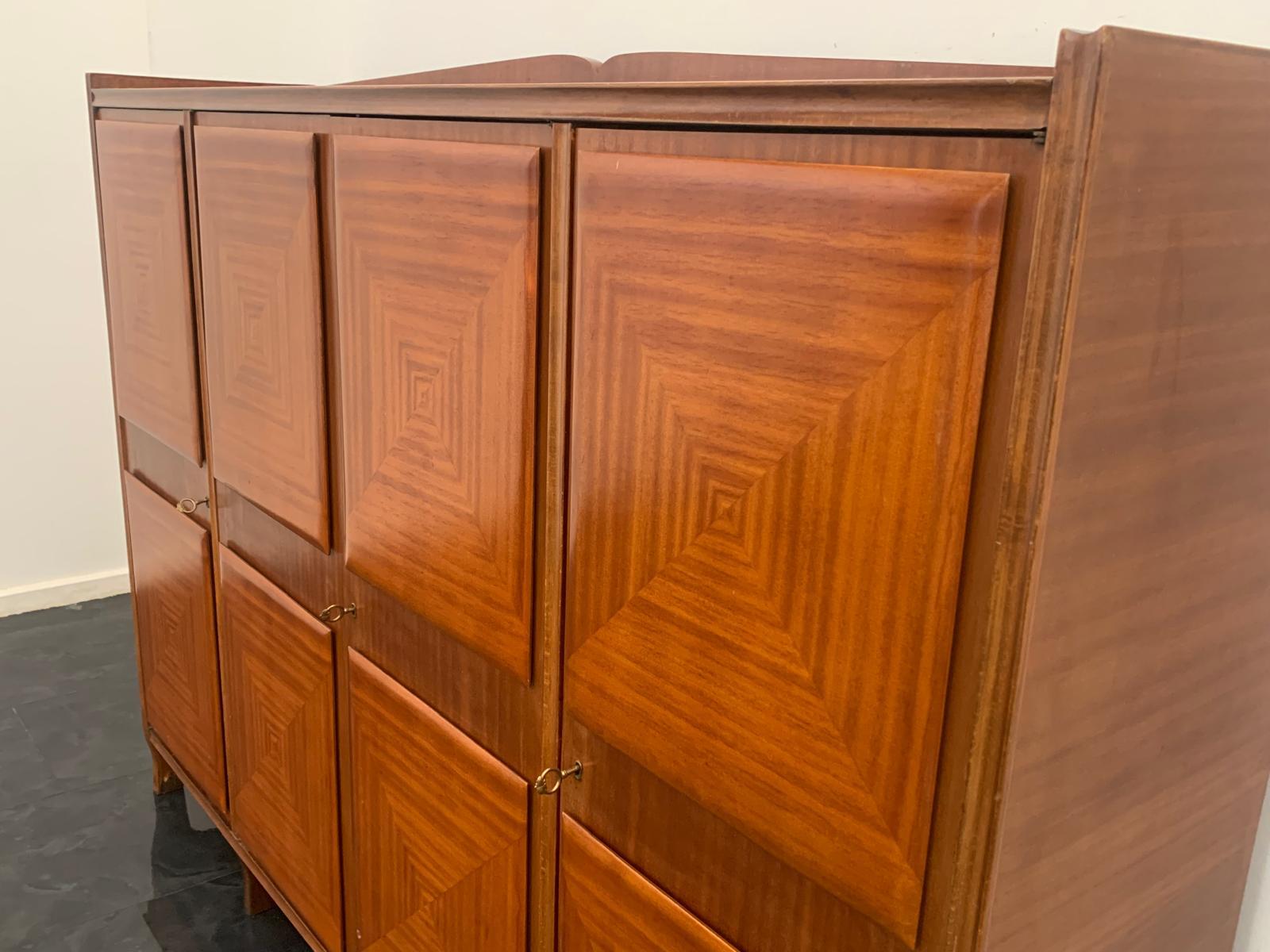 Metà XX secolo Credenza in mogano con bugne intarsiate, anni '50 in vendita