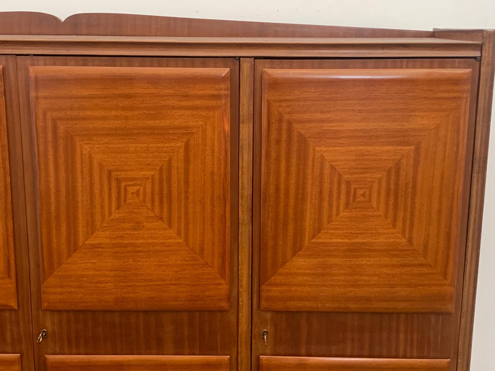 Credenza in mogano con bugne intarsiate, anni '50 in vendita 1