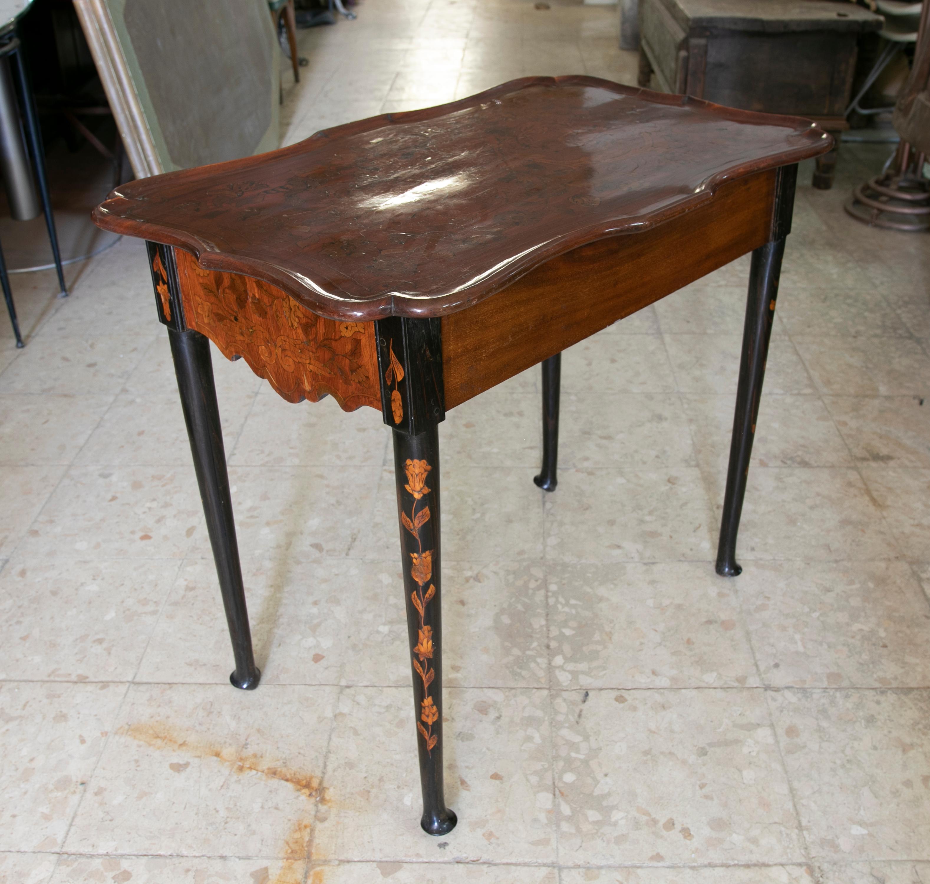 Mahogany Sidetable with Marquetry and Floral Decoration In Good Condition For Sale In Marbella, ES