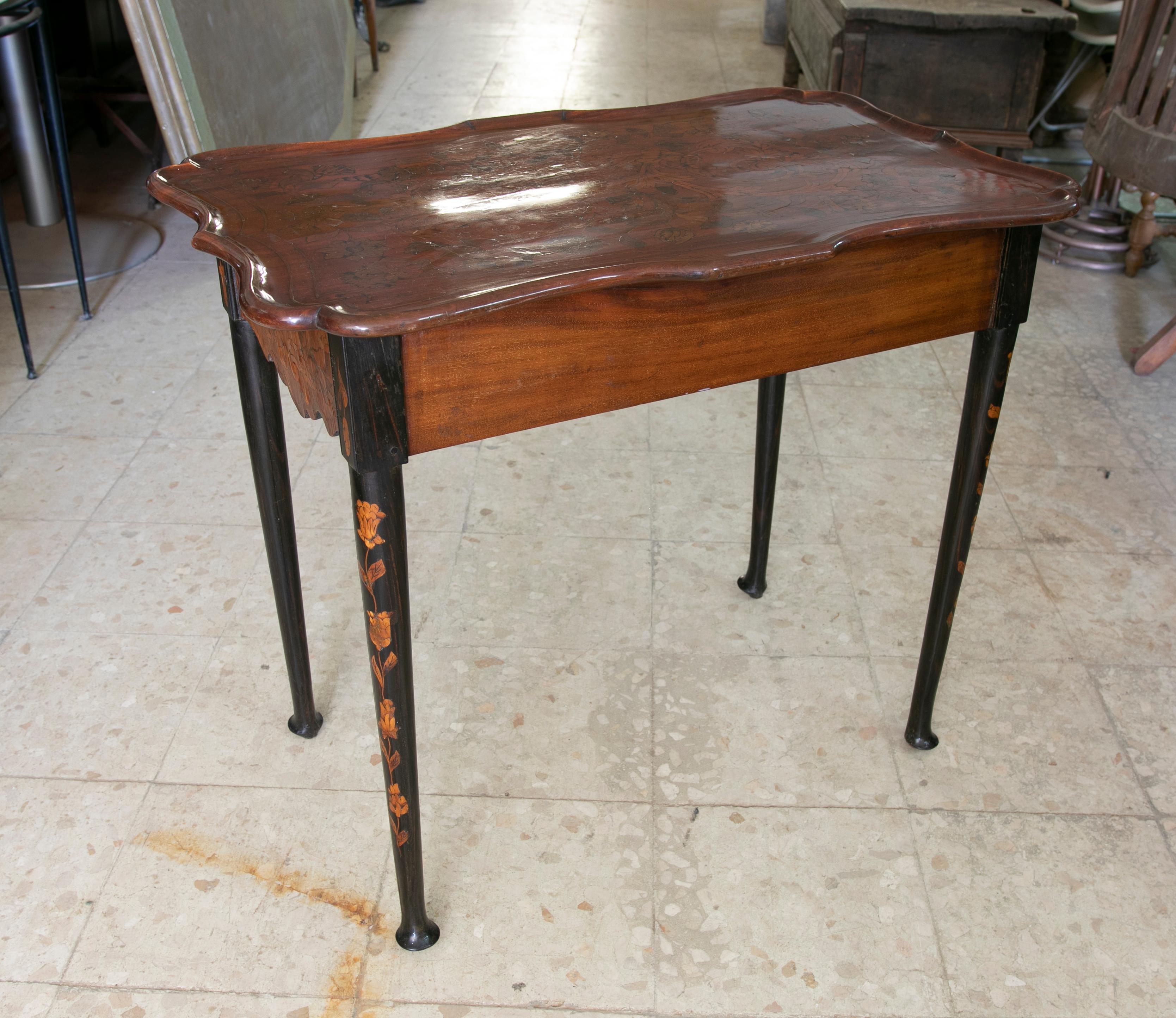 20th Century Mahogany Sidetable with Marquetry and Floral Decoration For Sale