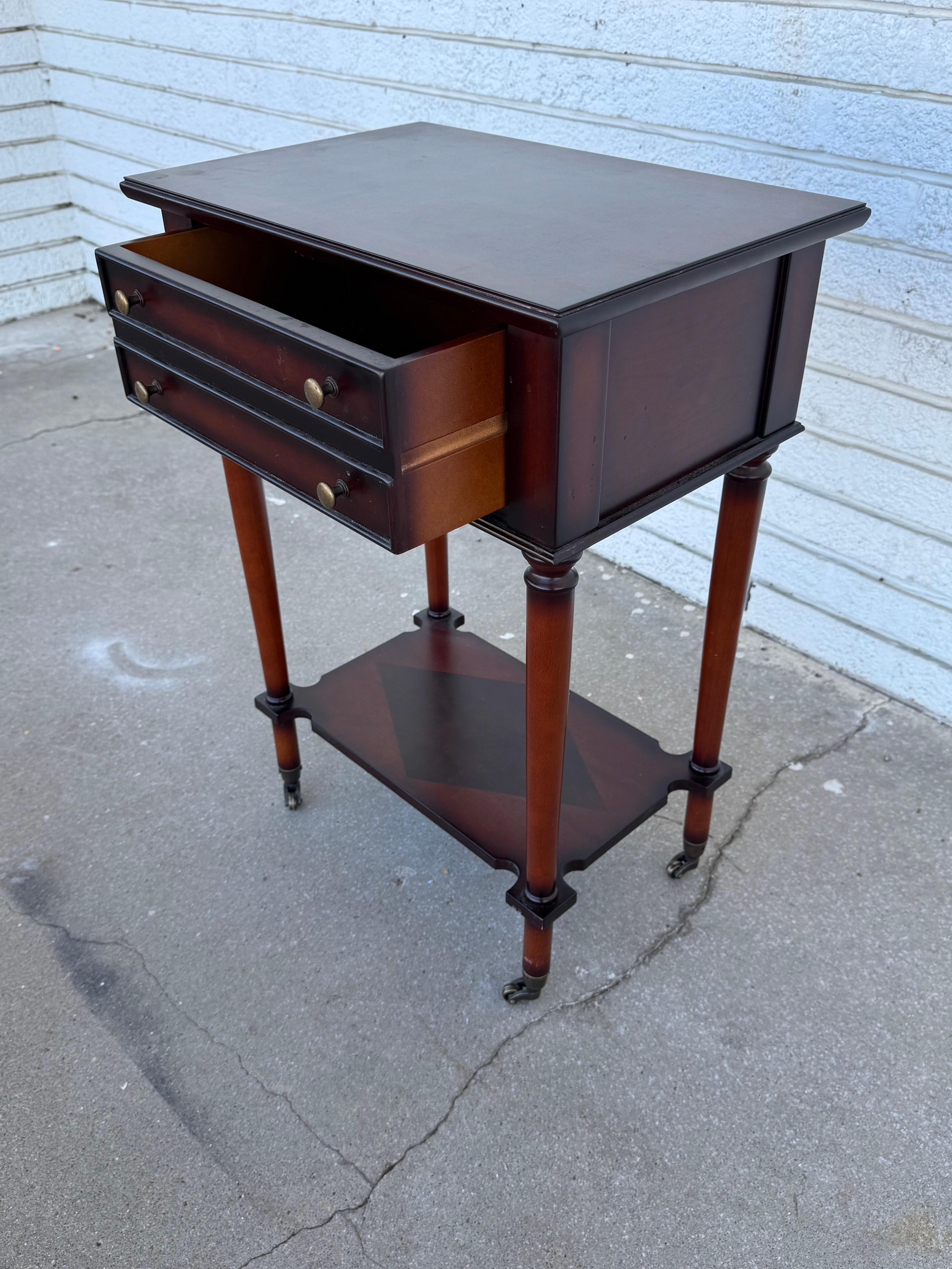 Mesa auxiliar de caoba con un cajón by Bombay Furniture Estadounidense en venta