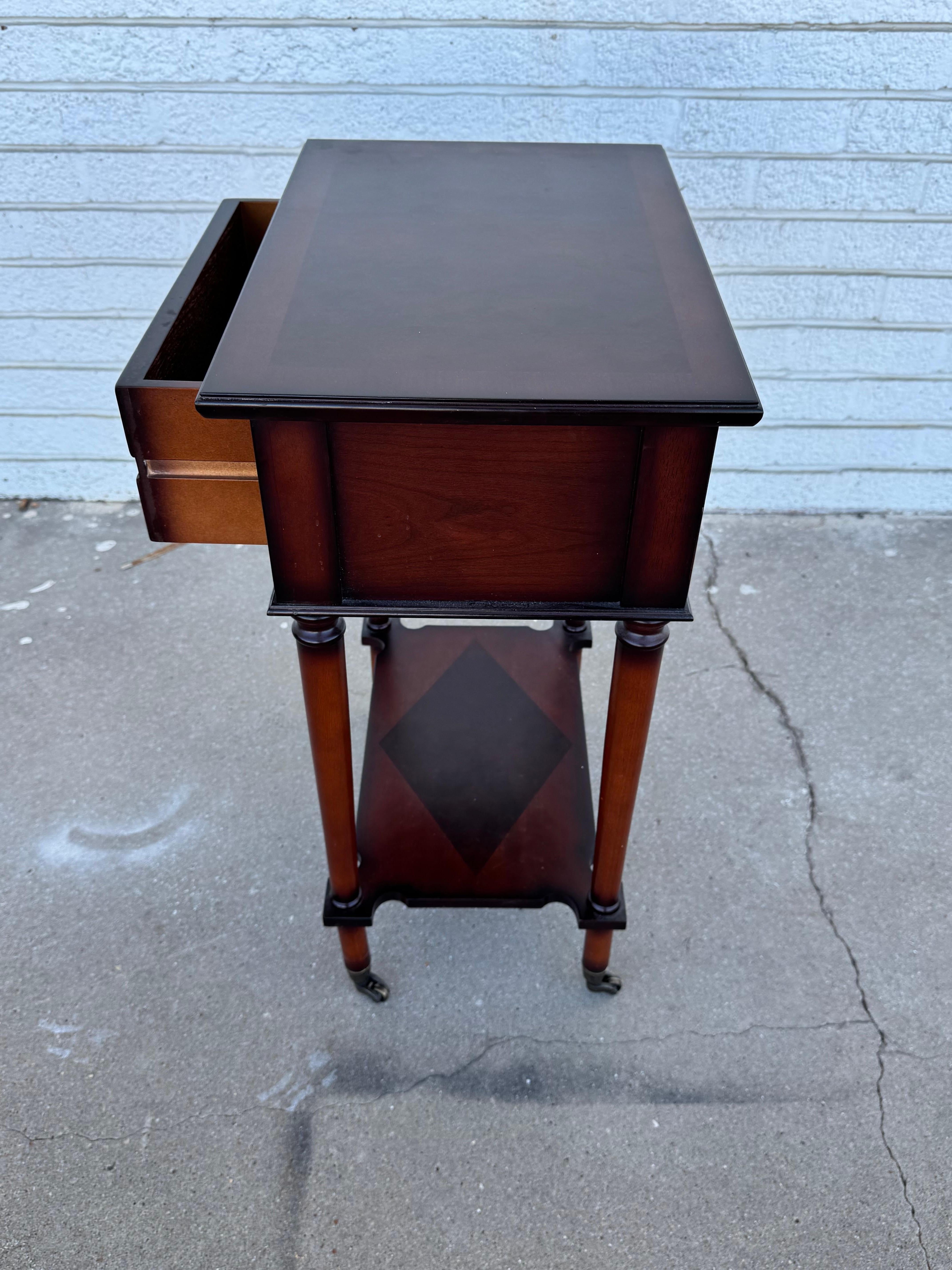 Mesa auxiliar de caoba con un cajón by Bombay Furniture en Bueno estado para la venta en Pasadena, TX
