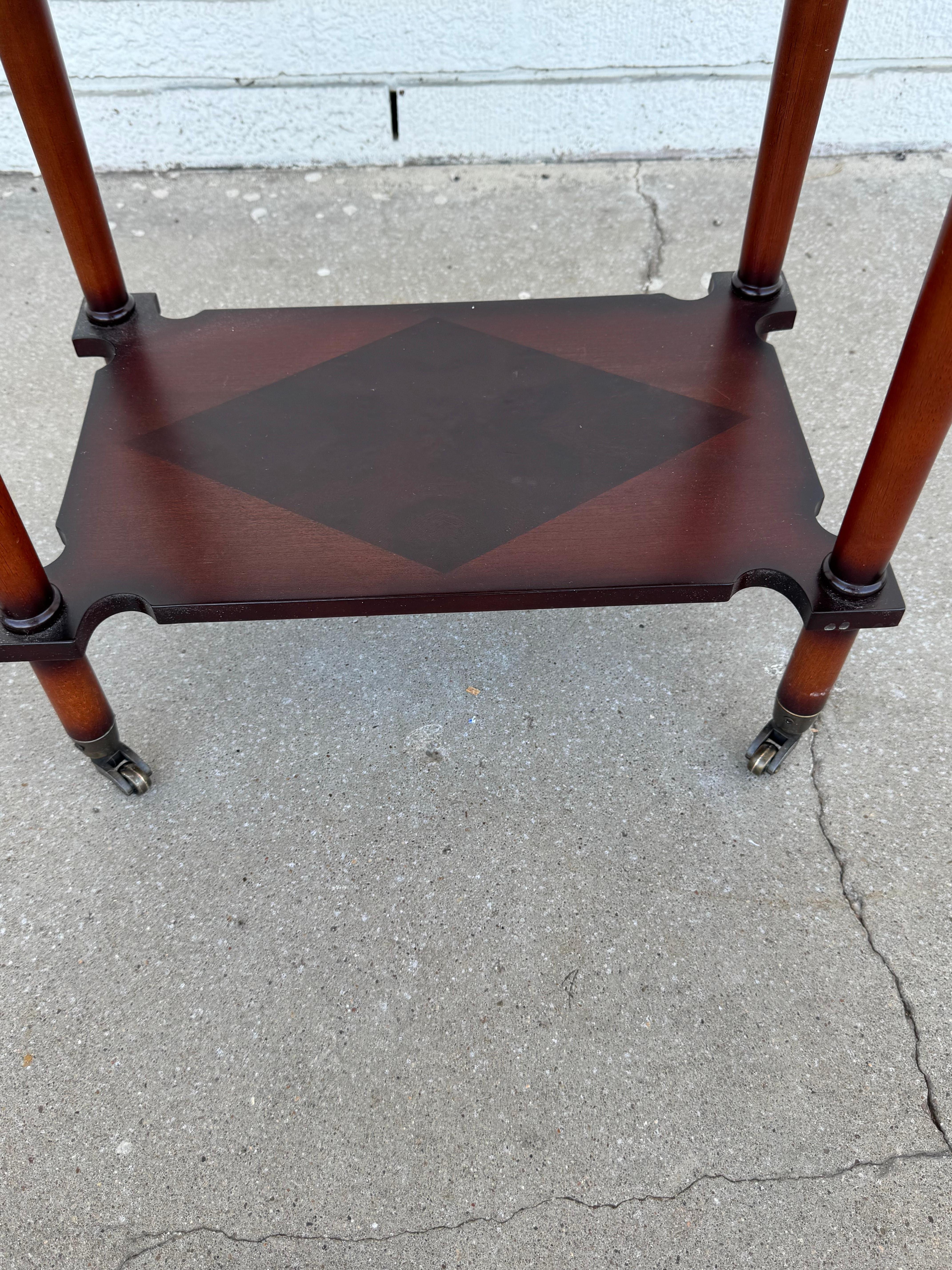Mesa auxiliar de caoba con un cajón by Bombay Furniture siglo XX en venta