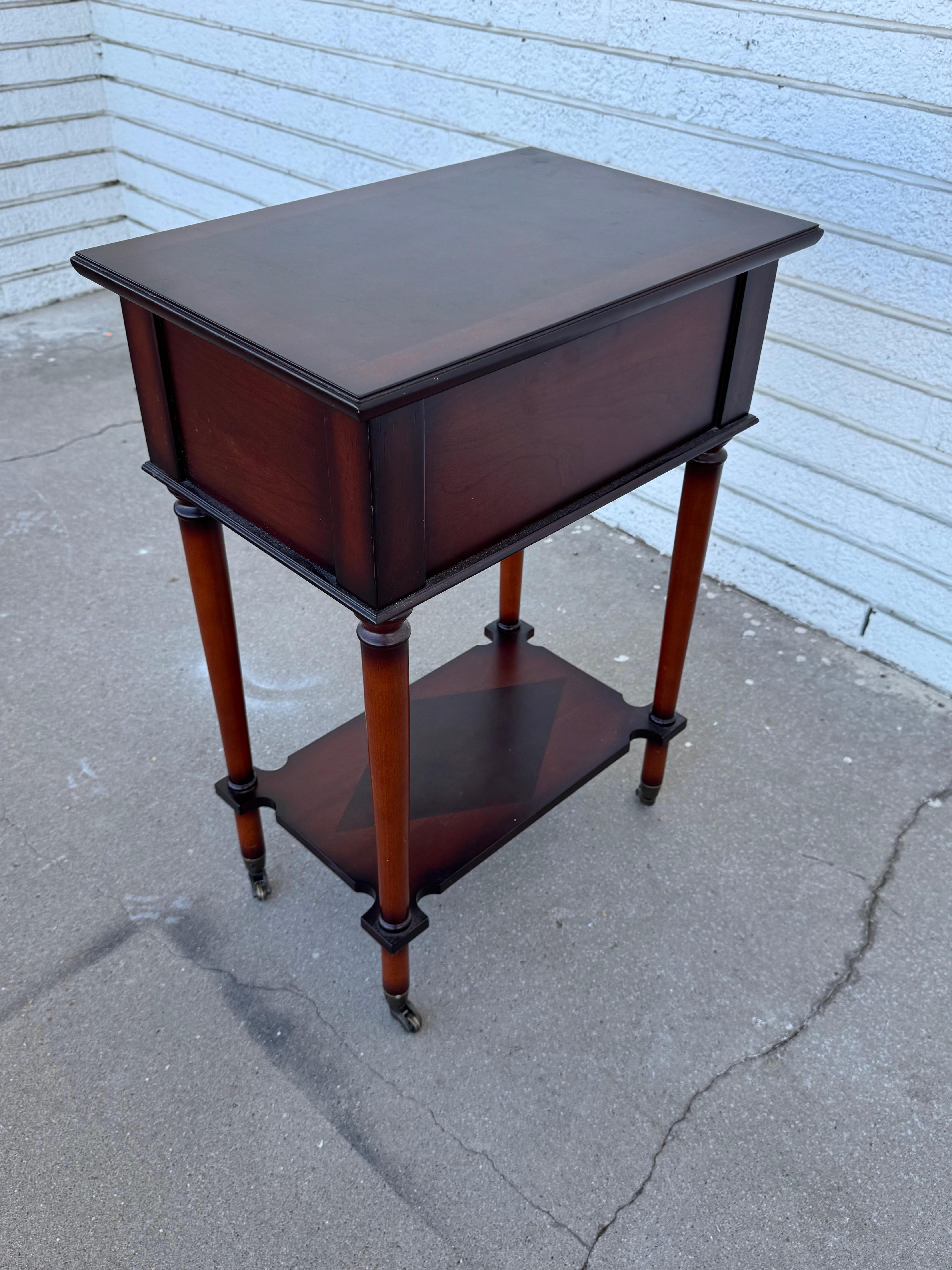 Mesa auxiliar de caoba con un cajón by Bombay Furniture Latón en venta