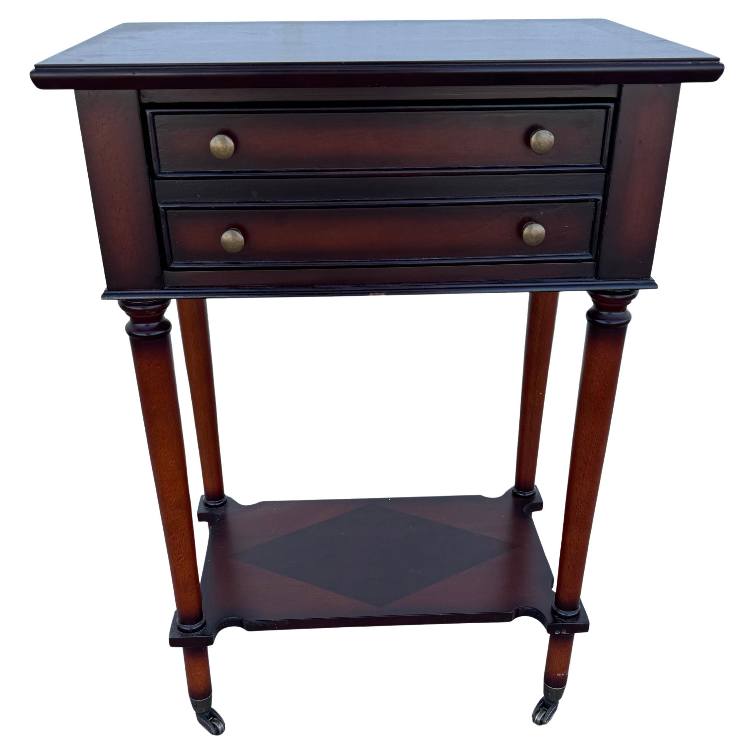 Se trata de una mesa auxiliar de caoba con un solo cajón de Bombay Furniture.