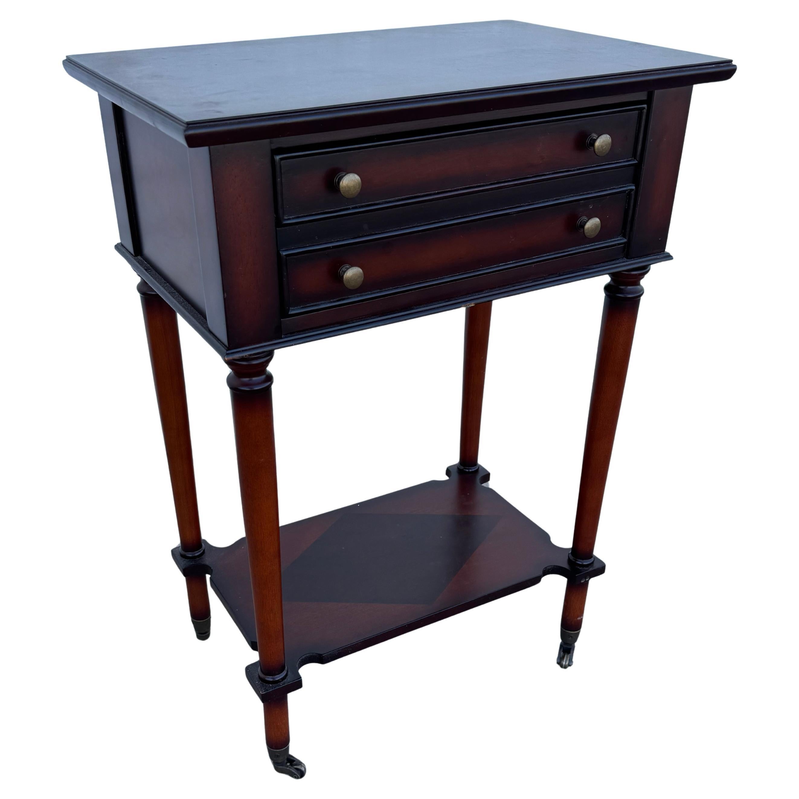 Mesa auxiliar de caoba con un cajón by Bombay Furniture en venta
