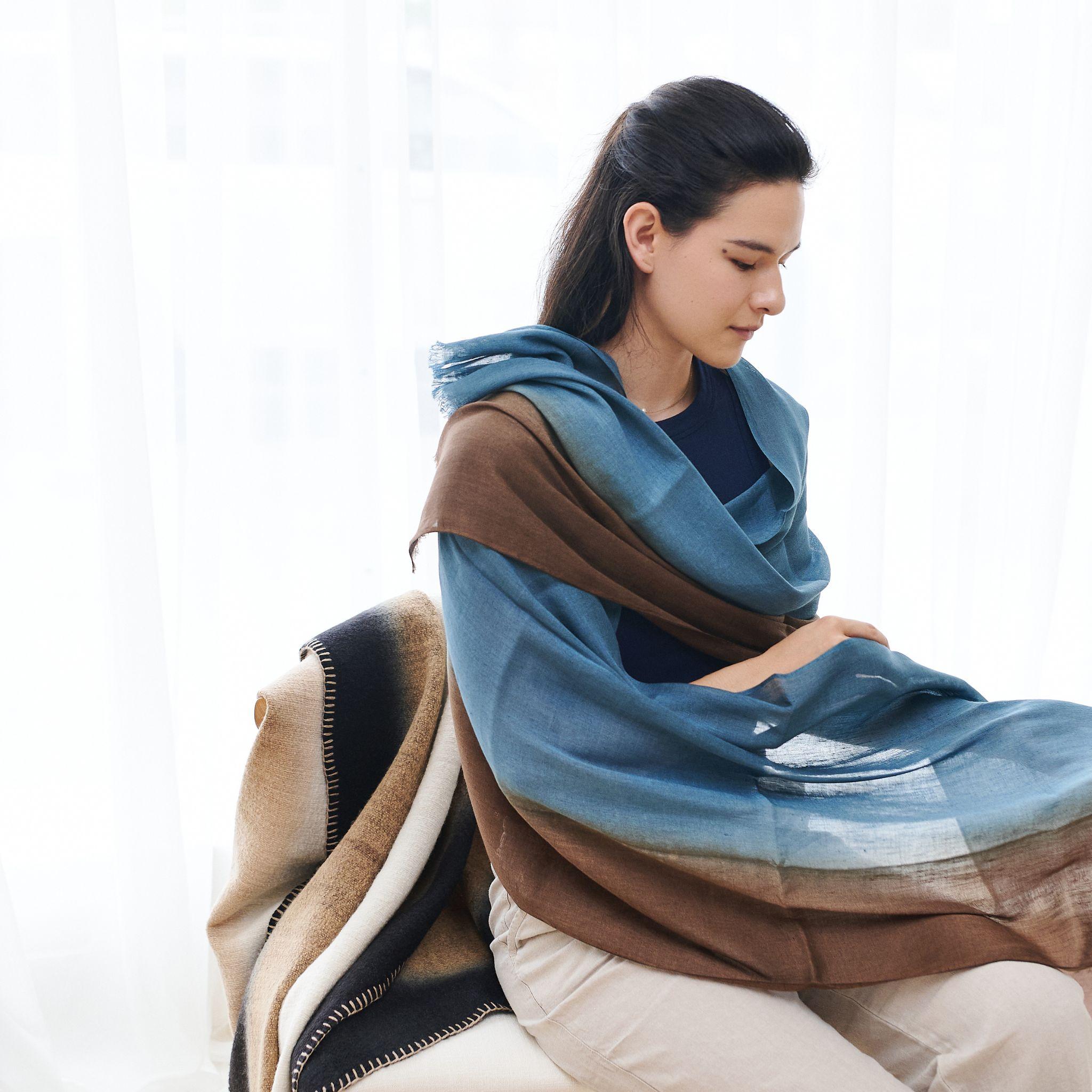 Mahagoni Himmel Ombre Weiches Leinen Seide Handloom Modern Artisanal Schal Braun & Blau im Zustand „Neu“ im Angebot in Bloomfield Hills, MI