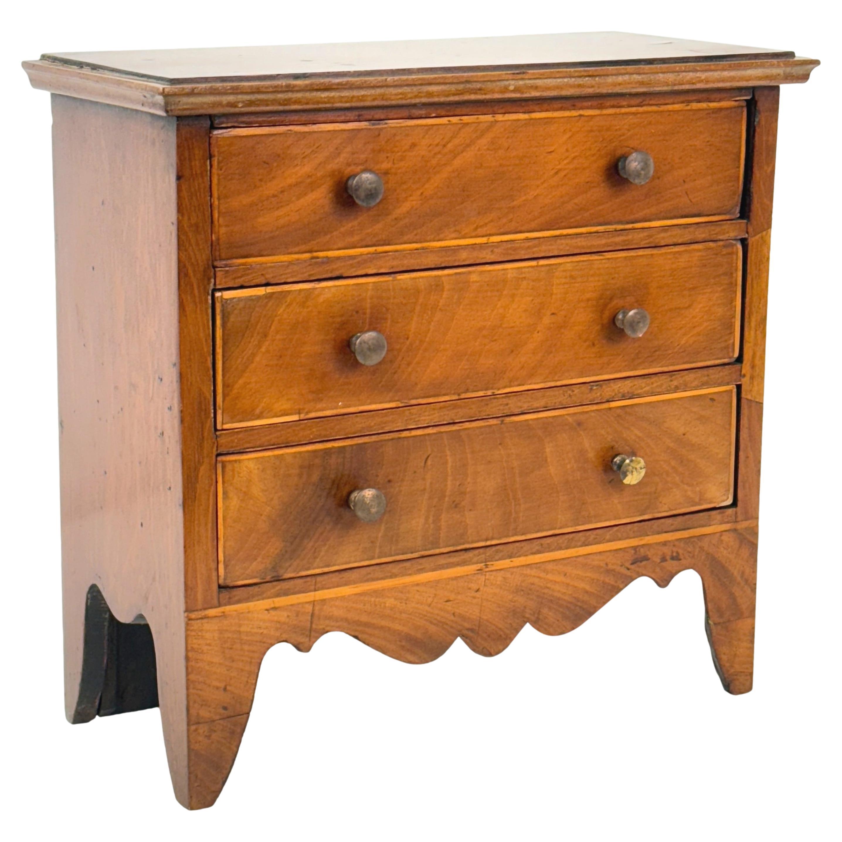 Piccolo cassettone georgiano del XVIII secolo in mogano