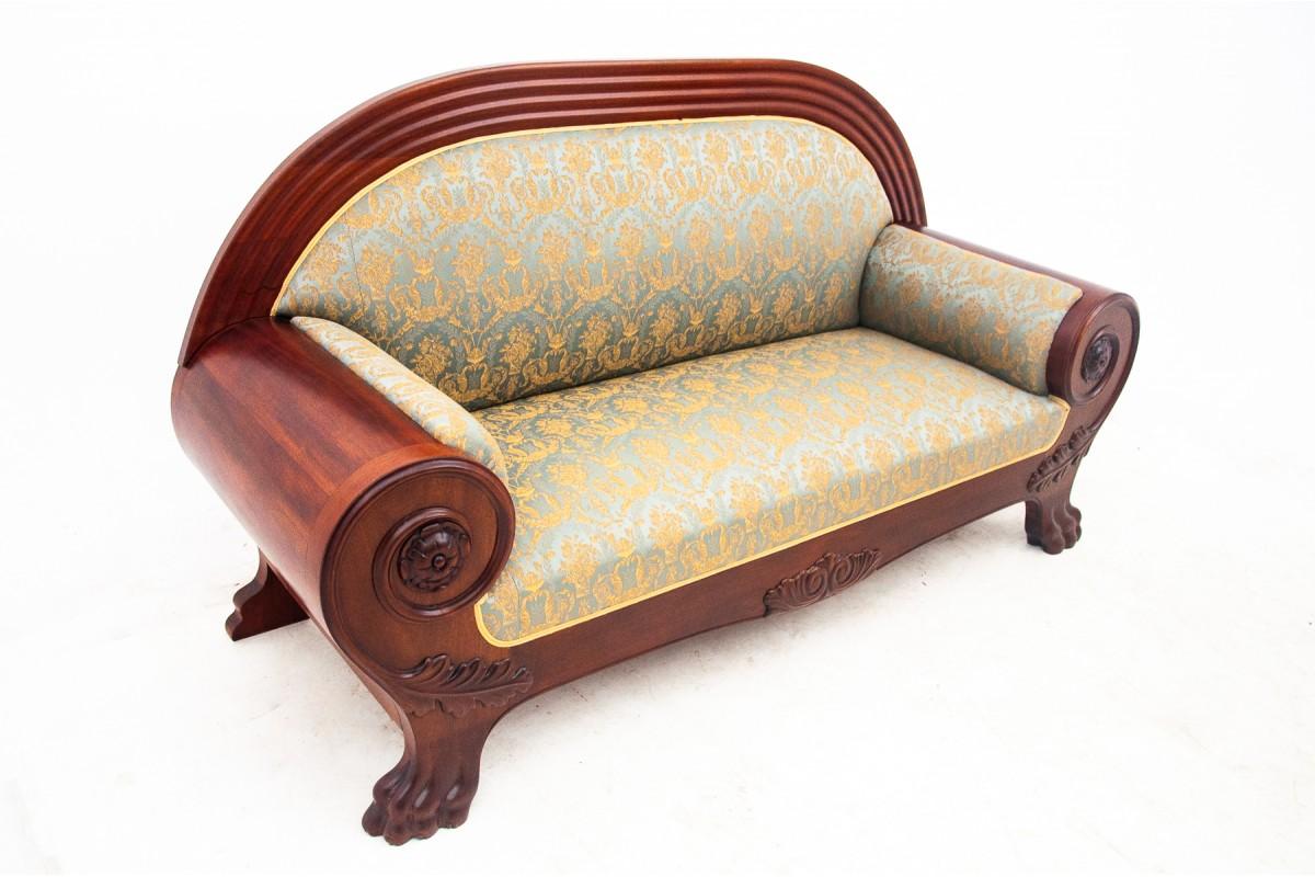 An antique mahogany sofa in the Biedermeier style, from Northern Europe, around 1850. Very good condition, after professional renovation in our workshop. The sofa is upholstered with a new blue and gold fabric.

Dimensions:

Height: 111cm

Seat