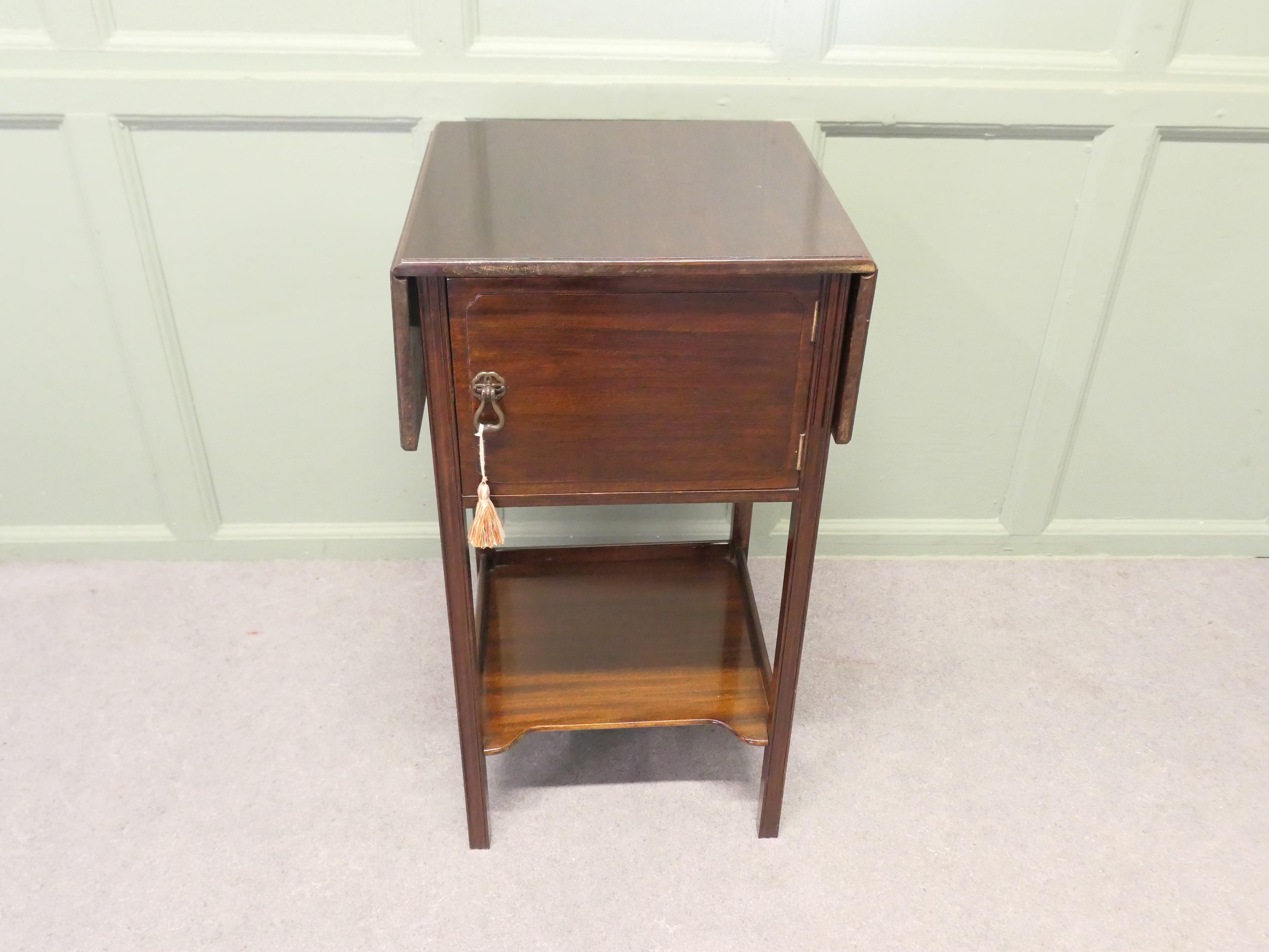 Mahogany Sofa Table by Heal & Son Ltd

A fine piece, with a brass handle to the cupboard door and an undertier below
The piece is in good condition it is 29” high, 16” long or 28” long with the leaves opened out and it is 15” wide
TGY145
