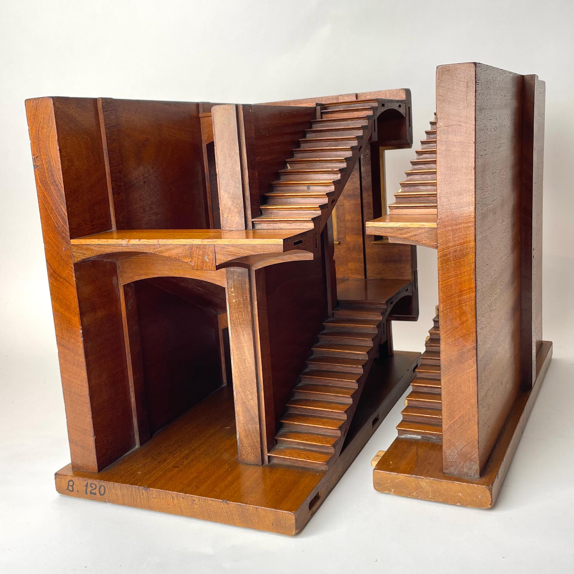 Architektonisches Modell aus Mahagoni des späten 19. und frühen 20. Jahrhunderts in England. Möglicherweise für Bildungszwecke oder Architekturwettbewerbe.

Ein wunderschön detailliertes Treppenmodell für die Architektur aus Mahagoni (Swietania