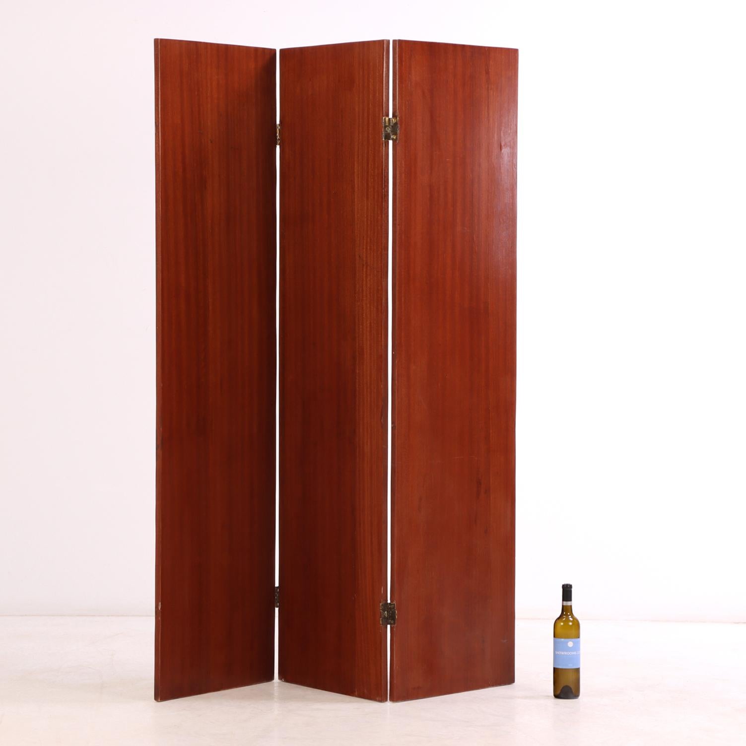 Un sofisticado biombo de tres paneles de caoba y marquetería de paja aplicada de forma intrincada, a la manera del emblemático diseñador francés Jean-Michel Frank. Los paneles rectangulares minimalistas están chapados en fino trabajo de paja,
