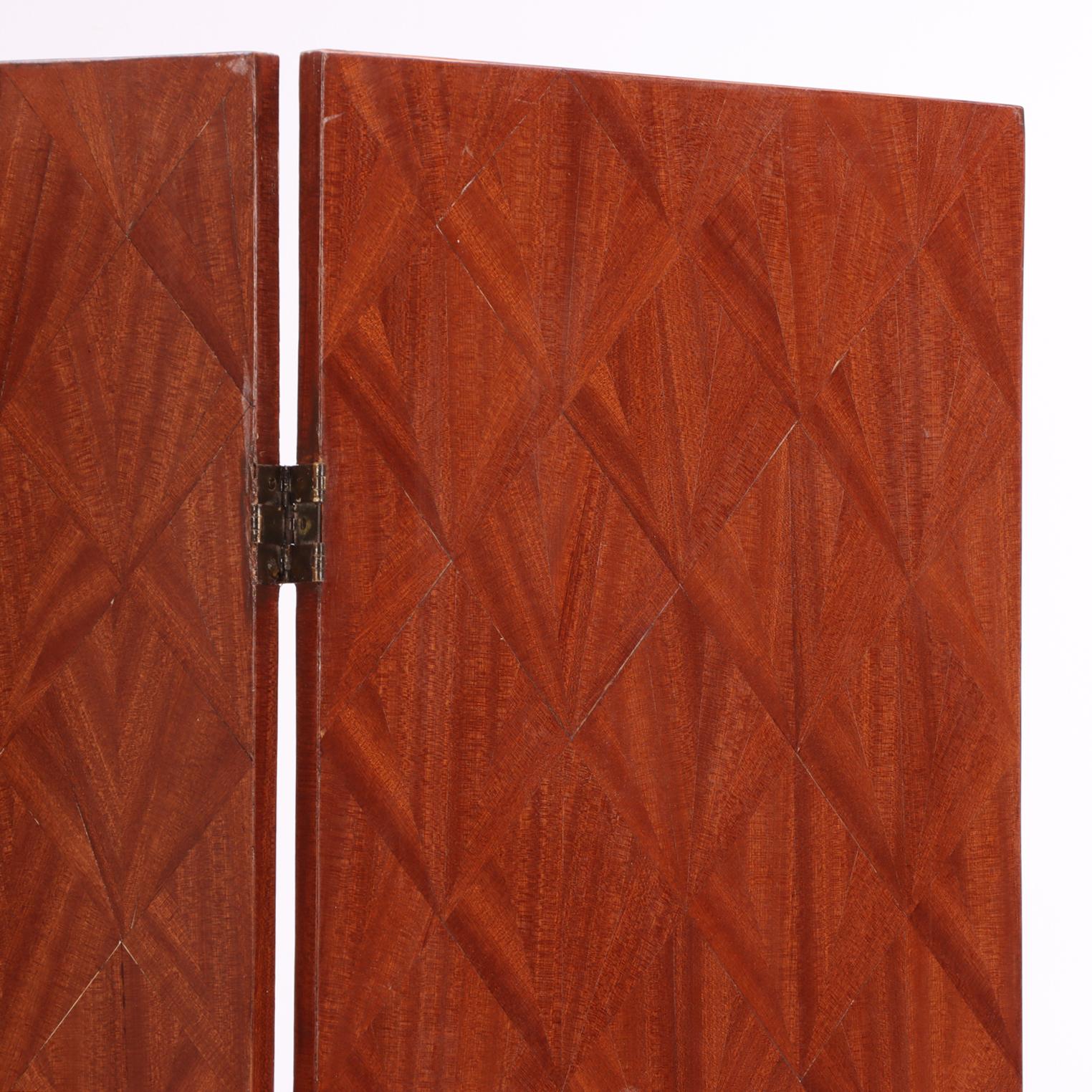 Biombo de caoba y marquetería de paja, a la manera de Jean-Michel Frank Moderno de mediados de siglo en venta