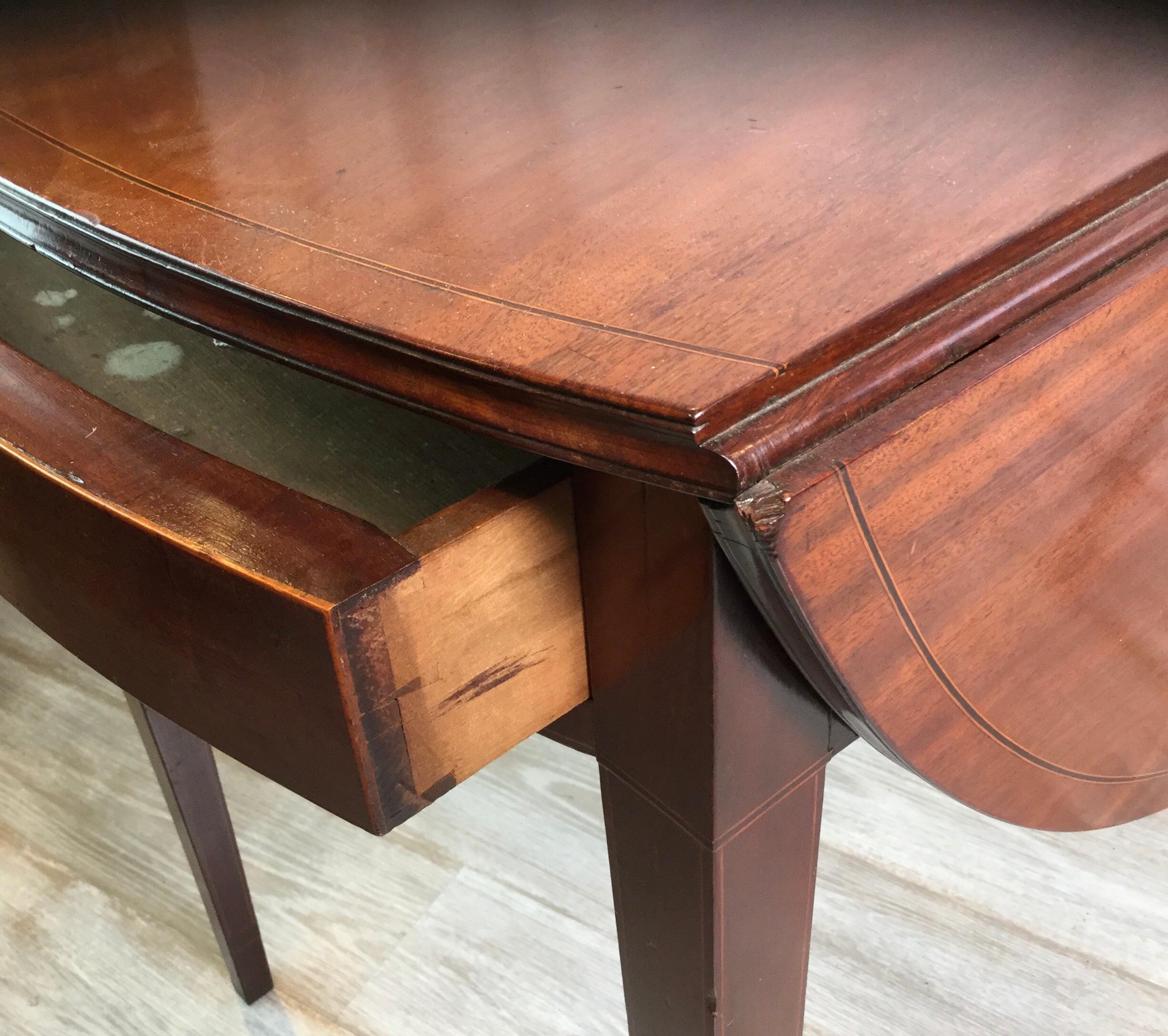 Pembroke-Tisch aus Mahagoni mit String-Intarsien im Angebot 5