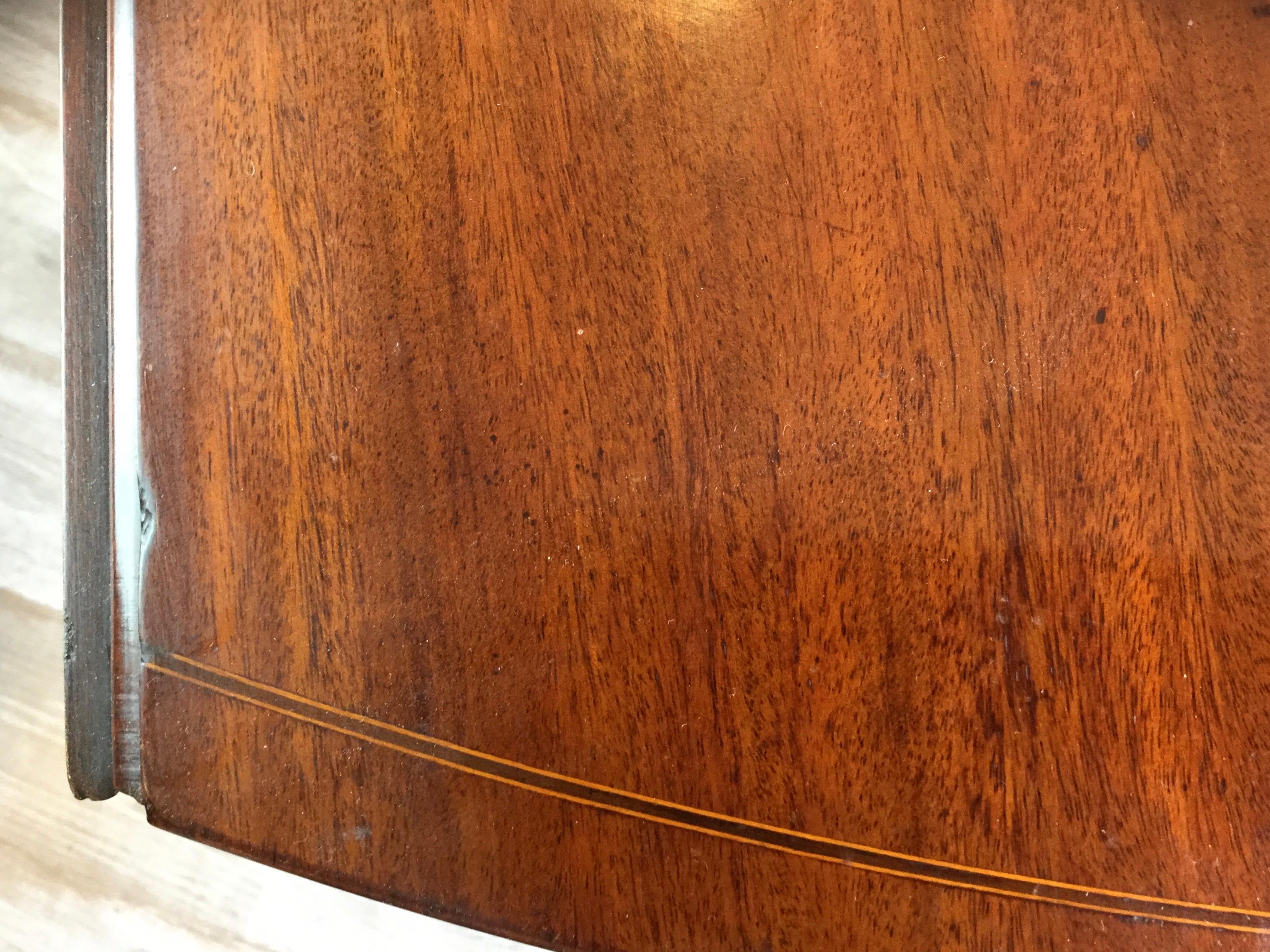 Mahogany String Inlay Pembroke Table In Good Condition For Sale In Lambertville, NJ