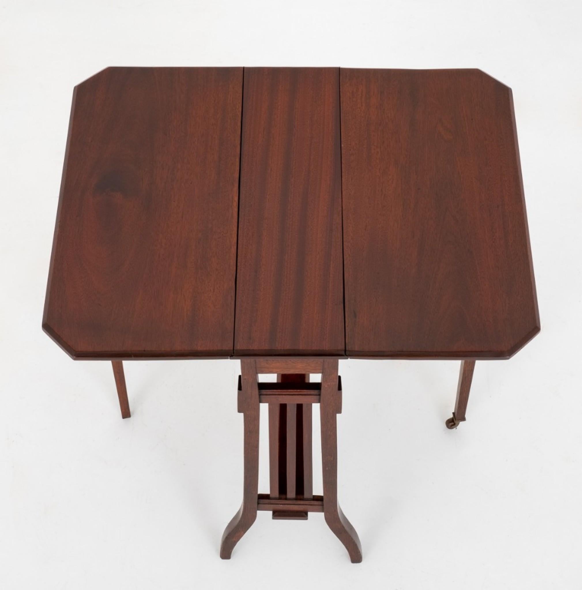 Viktorianischer Mahagoni Sutherland Tisch.
um 1880
Steht auf konischen Beinen mit originalen Laufrollen.
Die Endabschnitte haben die Form eines Lattenrostes.
Kann als Couchtisch, Beistelltisch oder Flurtisch verwendet werden.
Präsentiert in