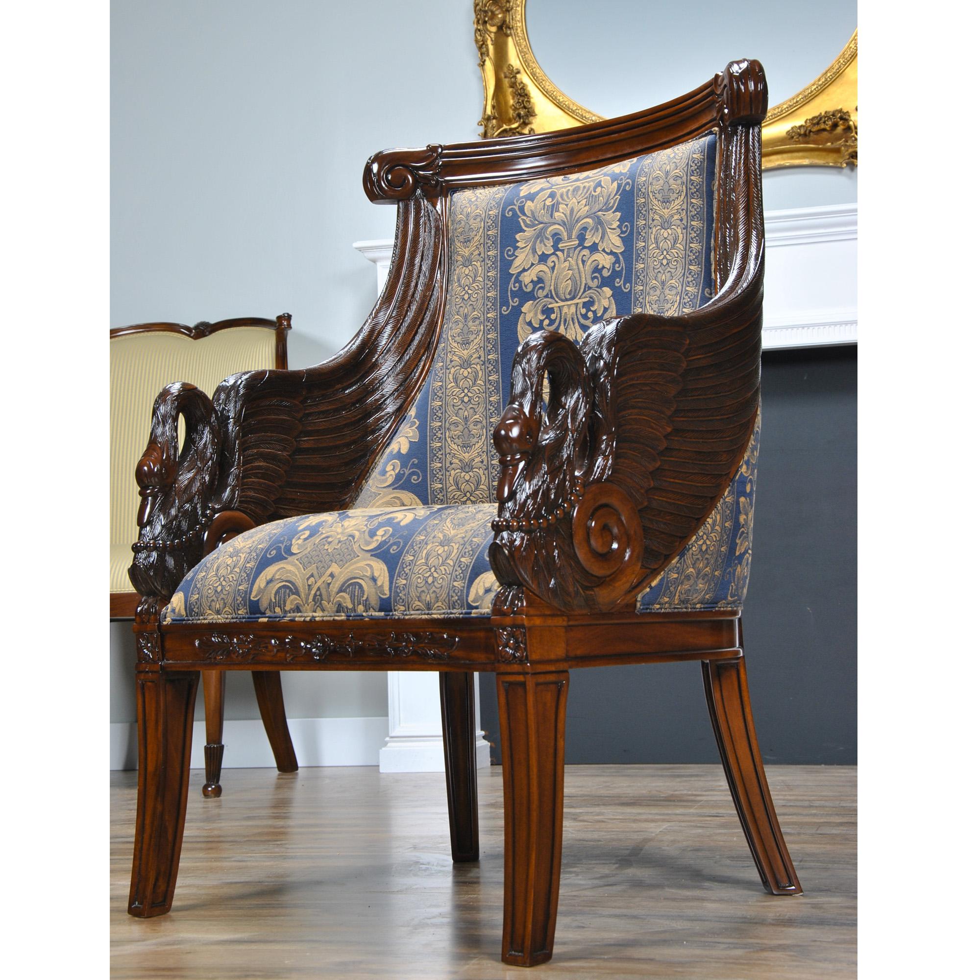 Cette chaise à bras Swan en acajou haut de gamme  de Niagara Furniture, avec ses impressionnants détails sculptés à la main en acajou massif, pourrait être le point focal de n'importe quel décor. Une belle allure avec une monture solide et