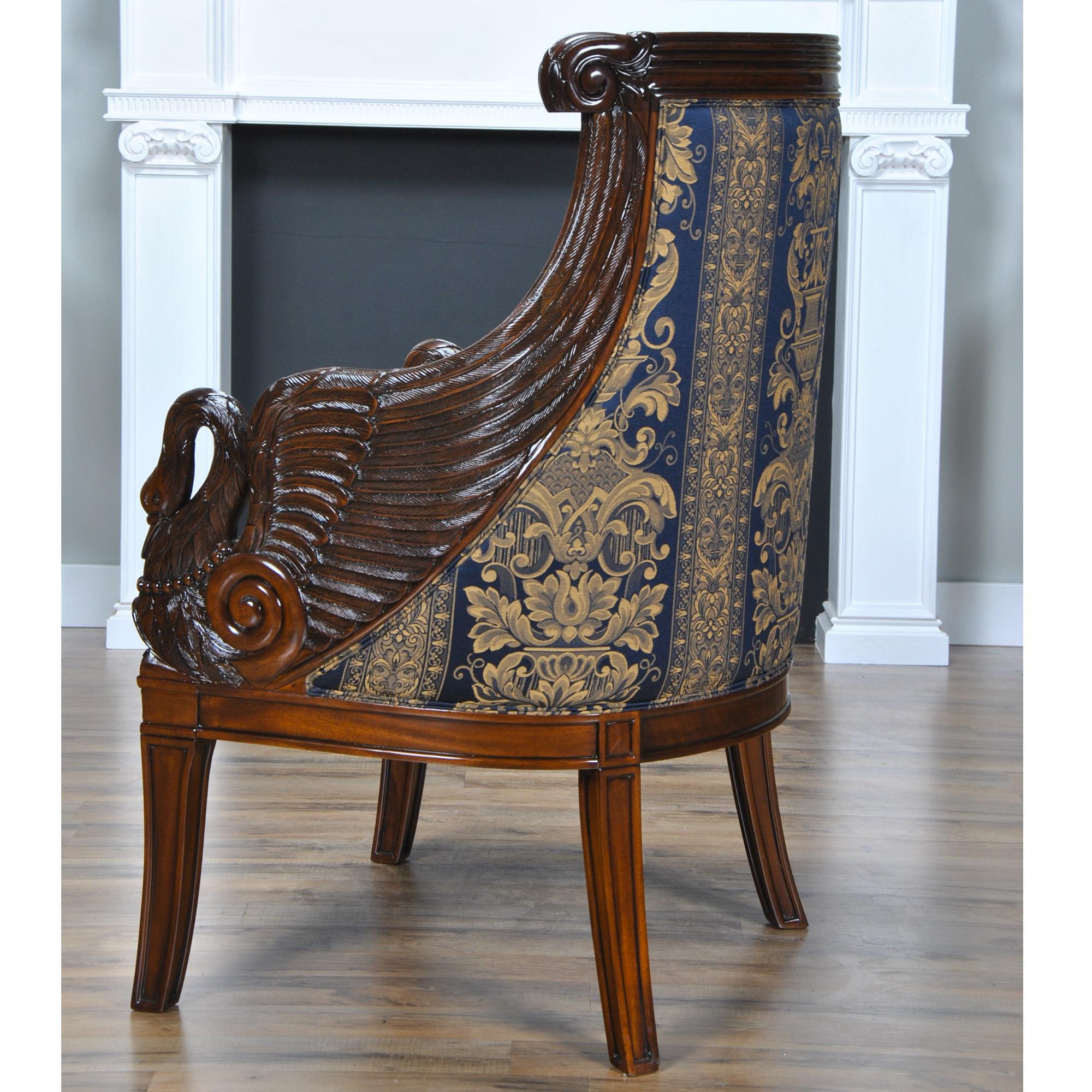 Renaissance Chaise à bras Swan en acajou en vente