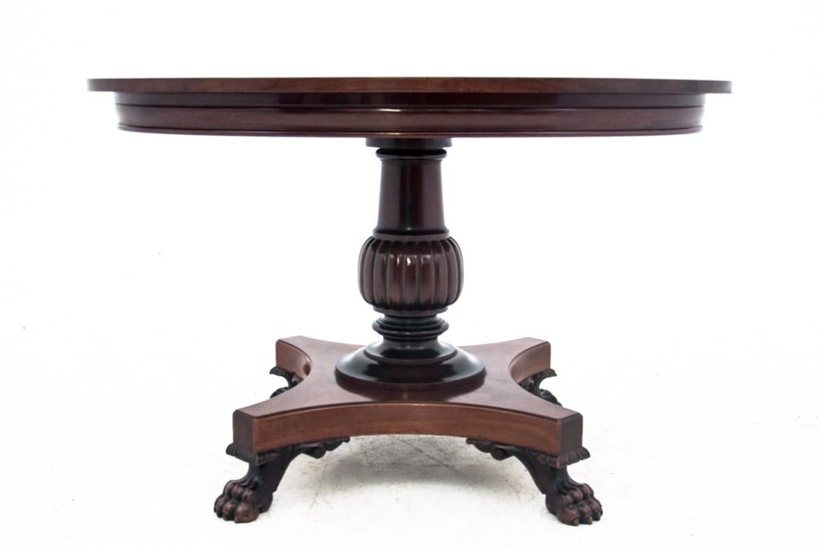 Oval table - a table from the 1860s, imported from Scandinavia in the Biedermeier style. The table rests on an elegant cup with four lion's paws. Finished in polish.

Dimensions: height 70 cm / width 112 cm / depth 83 cm