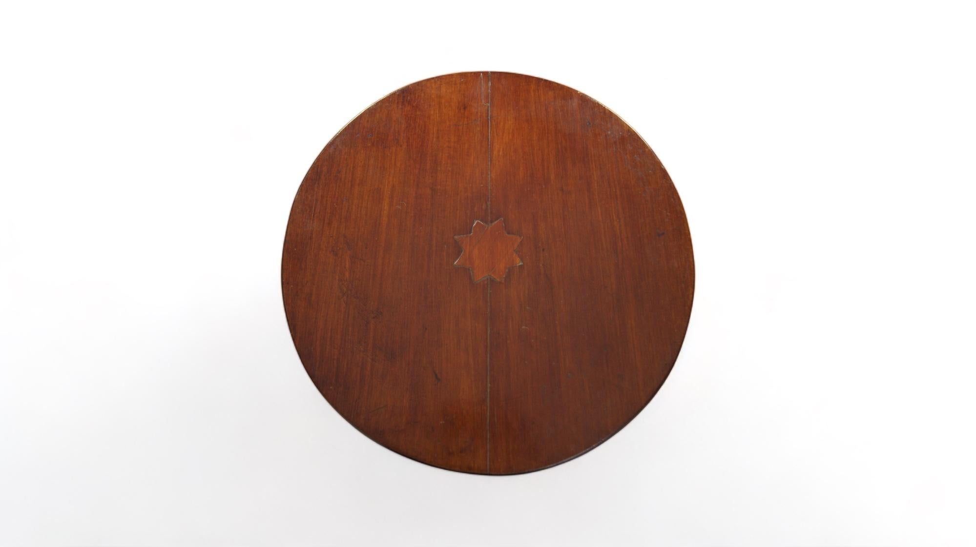 Mahogany table on a turned pedestal tripod base In Good Condition For Sale In BARCELONA, ES