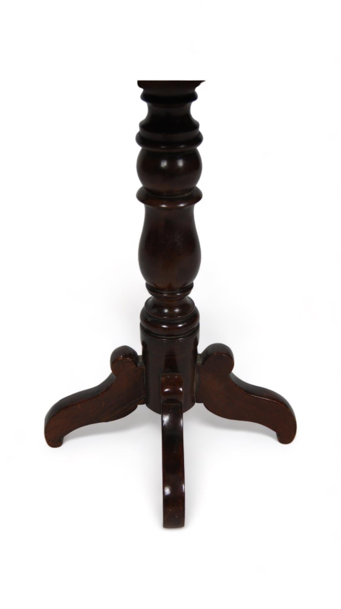 Mahogany table on a turned pedestal tripod base For Sale 1