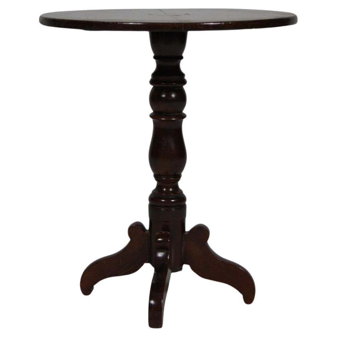 Mahogany table on a turned pedestal tripod base For Sale
