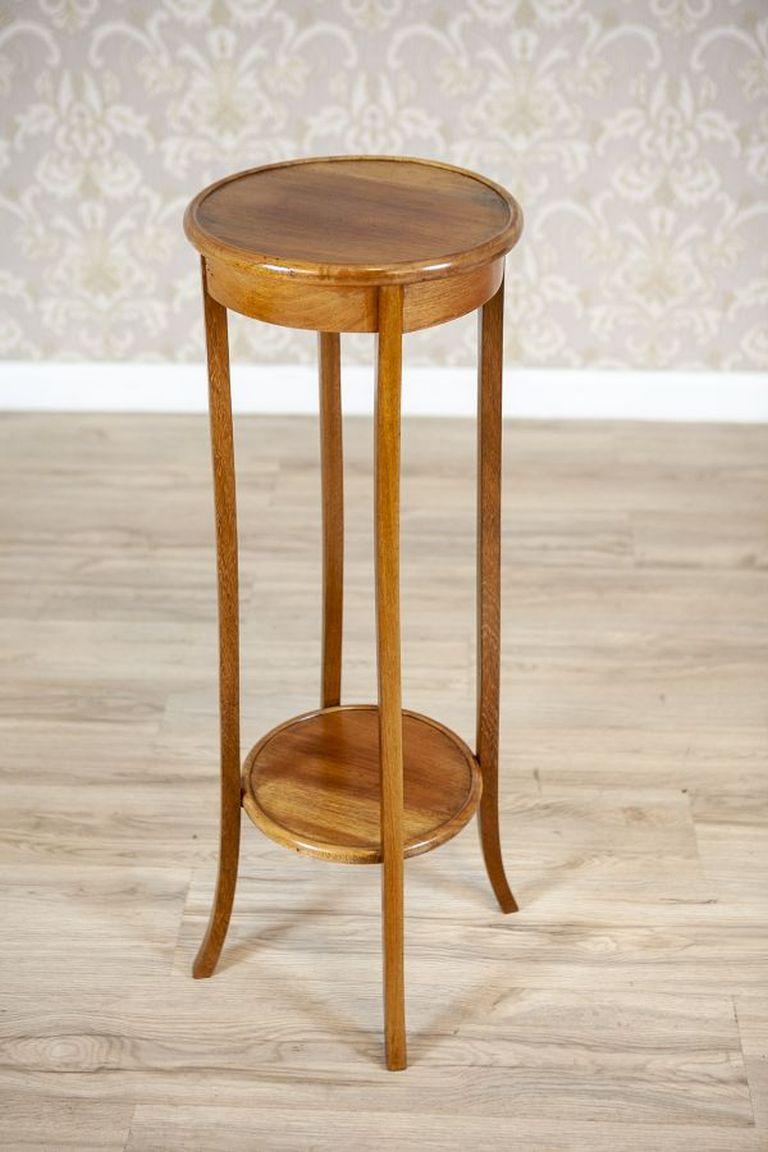 Mahogany Table/Plant Stand from the 20th Century

A round mahogany plant stand, dating back to the 1st half of the 20th century. The furniture is in particularly good condition, refreshed with wax.
