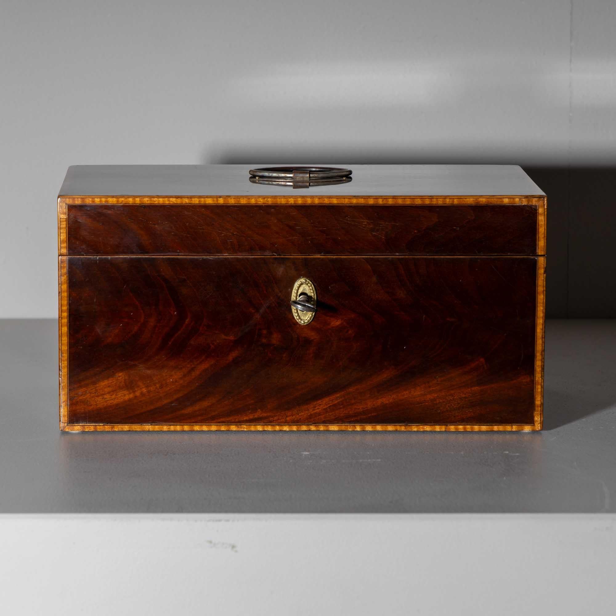 Mahogany Tea Chest, probably England, circa 1830  In Good Condition For Sale In New York, NY