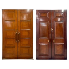 Puertas dobles de caoba y teca para guardarropas recuperadas de una empresa de pañeros