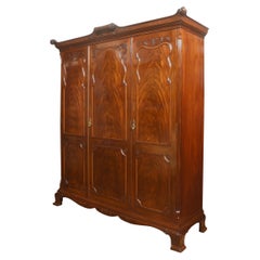 Armoire à trois portes en acajou