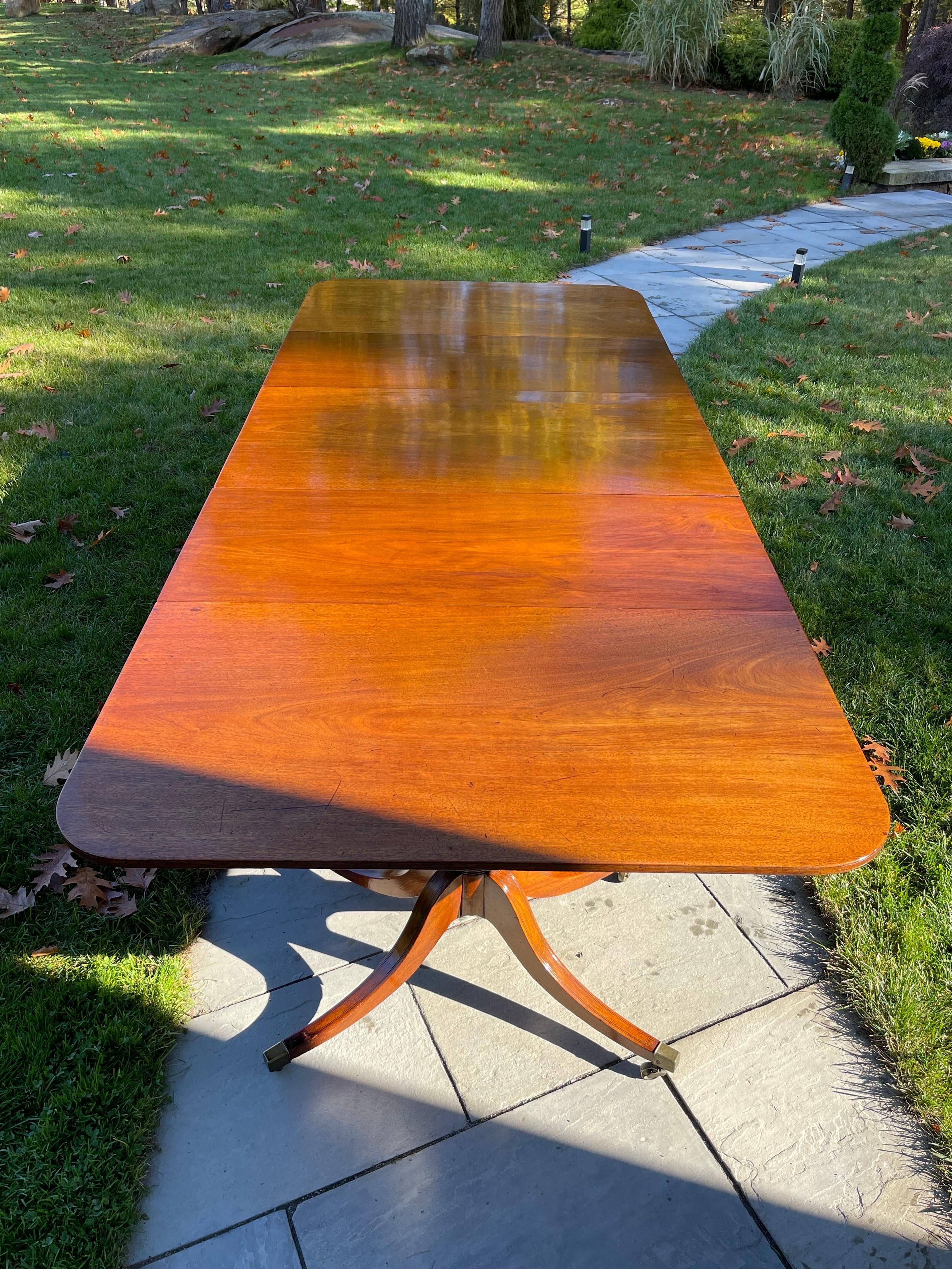 A Early ca 1820 Mahogany Three Pedestal Dining Table, George III For Sale 2
