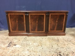 Credenza tradicional de caoba con tres puertas by Leighton Hall