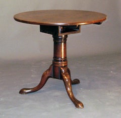 Dreibeiniger Mahagoni-Tisch mit drehbarer Platte, um 1750