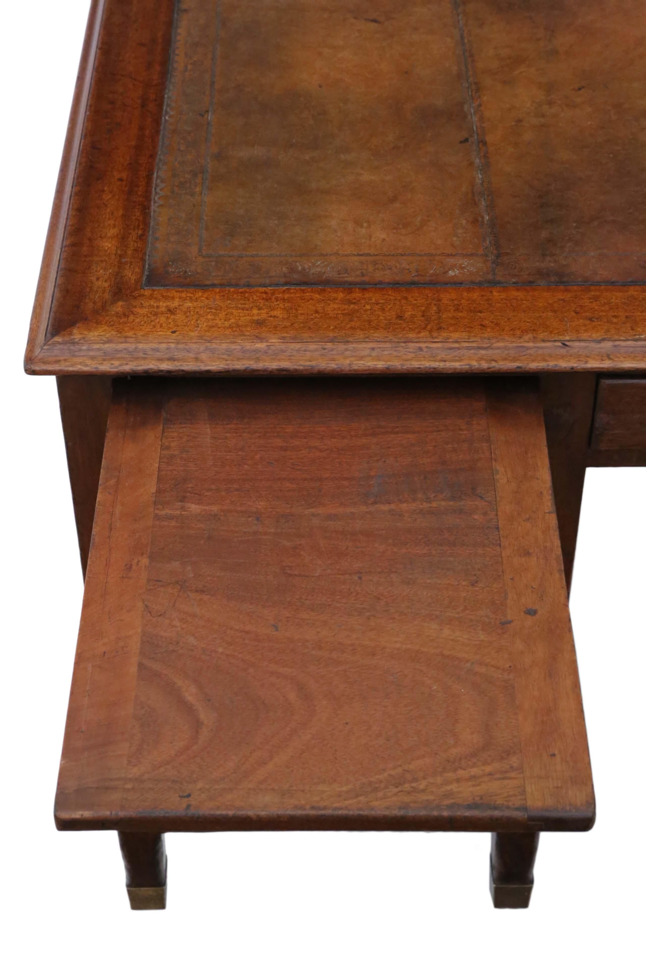 Mahogany Twin Pedestal Partner's Desk of Antique Quality from the 1920s For Sale 1