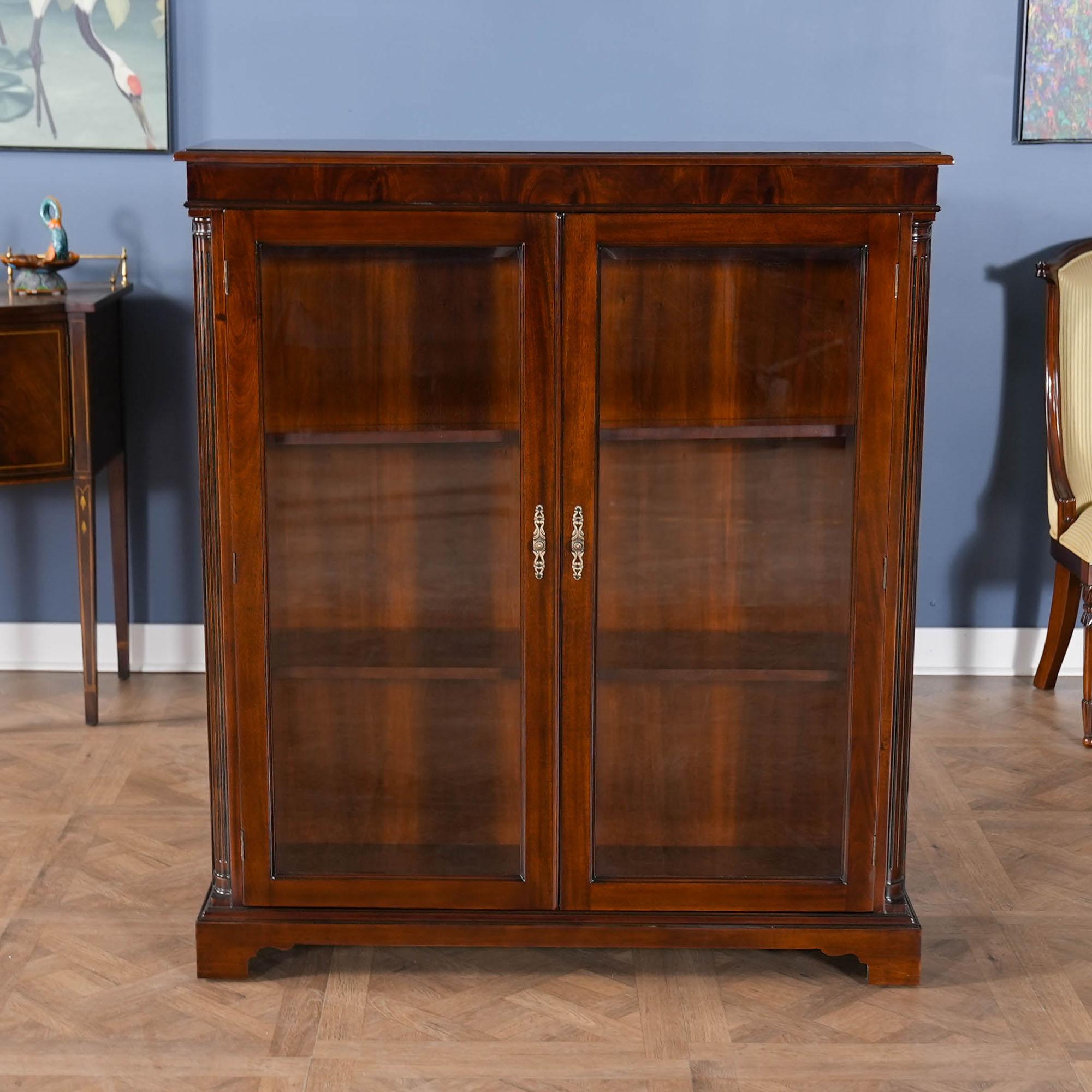 Questa libreria a due ante in mogano di Niagara Furniture può essere utilizzata per esporre i tuoi oggetti da collezione più preziosi. Questa libreria è di dimensioni perfette per adattarsi alla maggior parte delle stanze e le colonne angolari