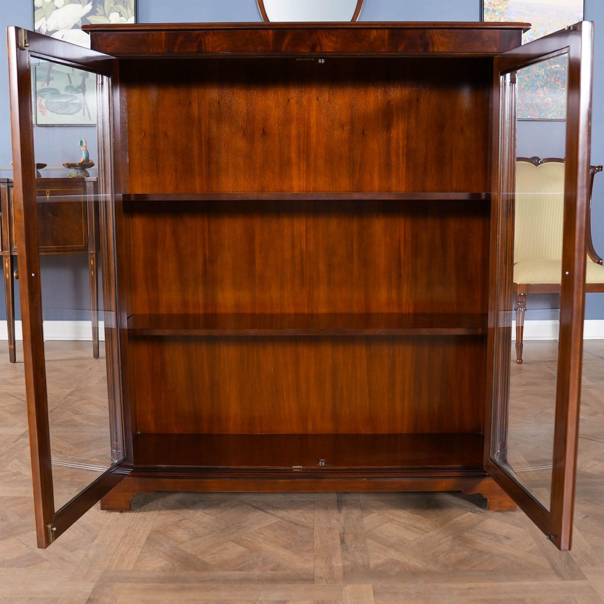 Libreria a due ante in mogano in vendita 1