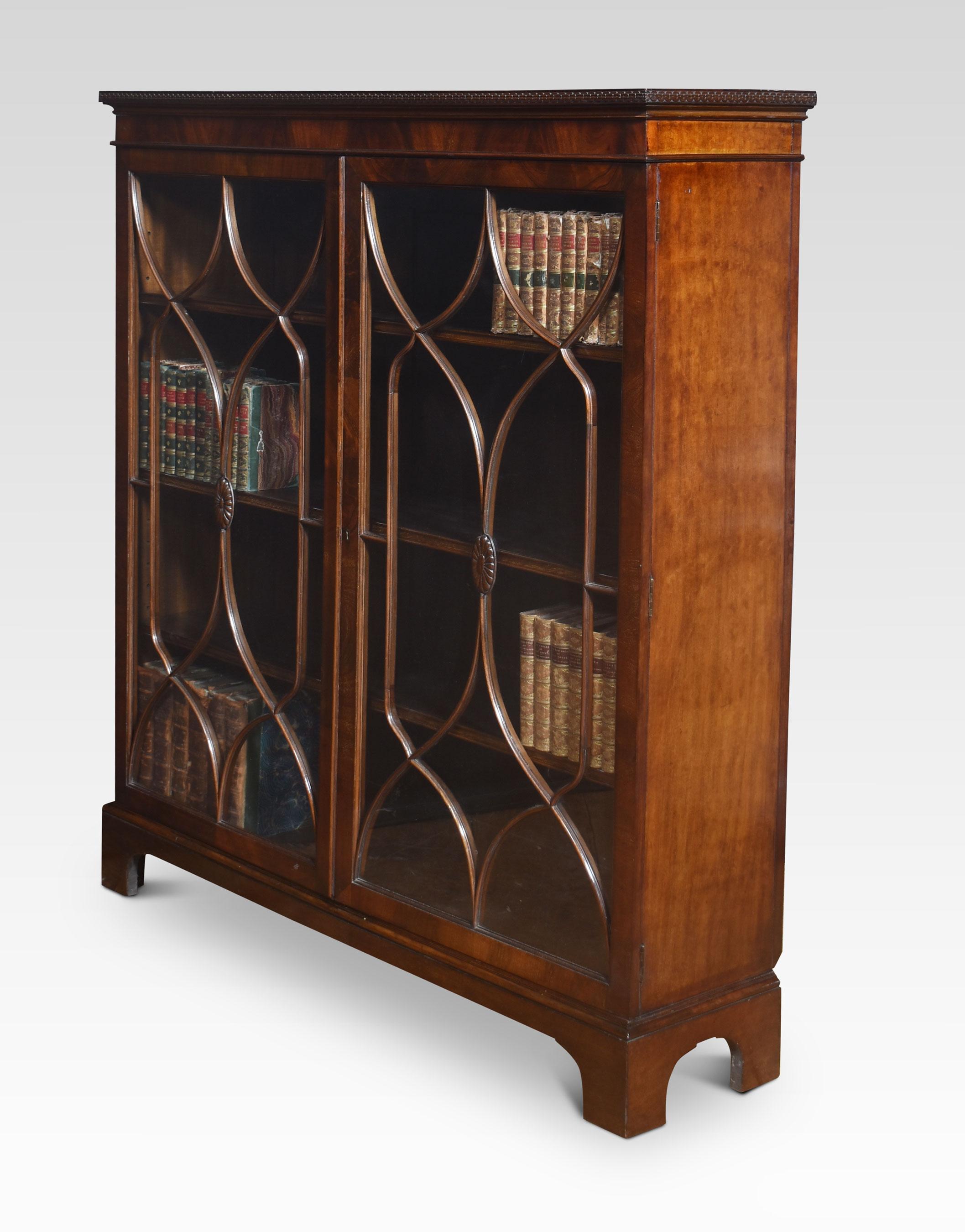 Mahogany two door glazed bookcase In Good Condition For Sale In Cheshire, GB