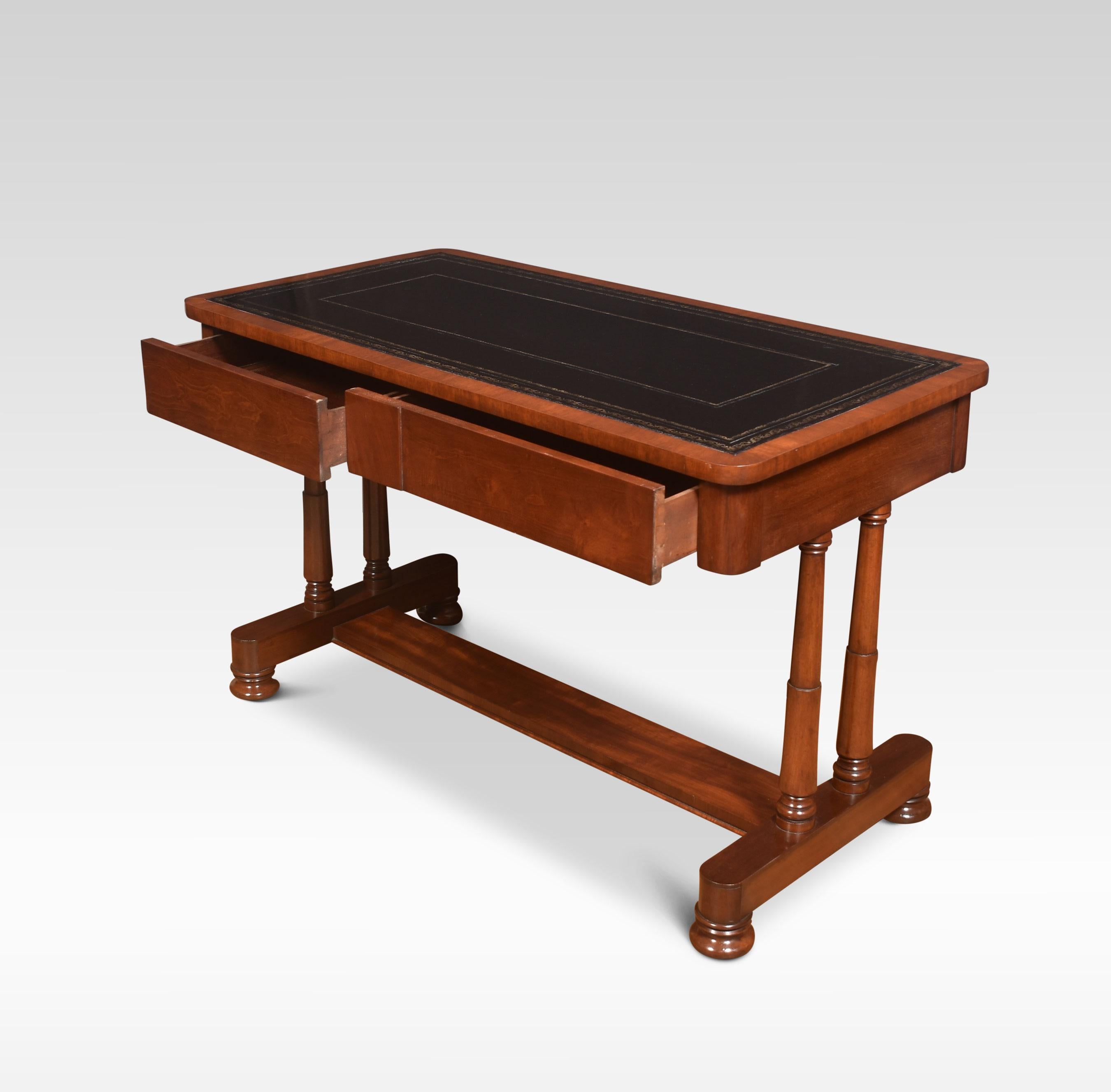XIXe siècle Table à écrire à deux tiroirs en acajou en vente