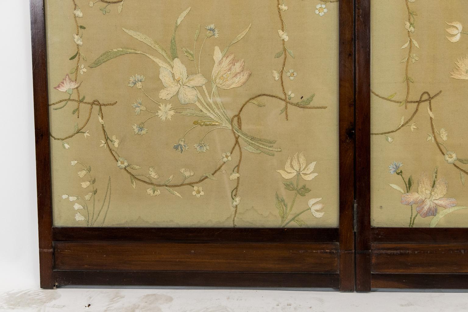 Mahogany Two Fold Needlework Screen In Good Condition For Sale In Wilson, NC