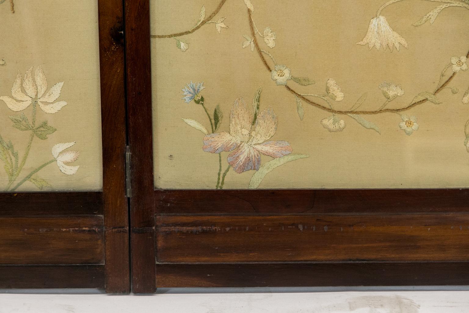 Mahogany Two Fold Needlework Screen In Good Condition In Wilson, NC