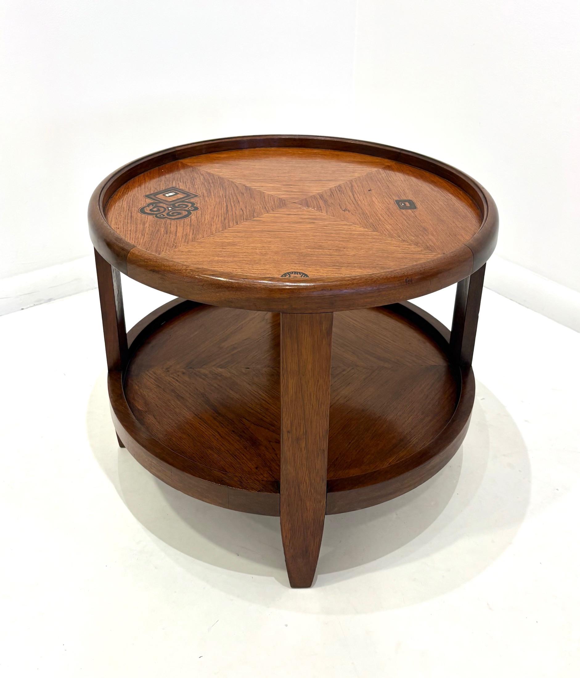 Table d'appoint circulaire à deux niveaux en acajou de Louis Majorelle avec incrustation de marqueterie et de nacre. marque 